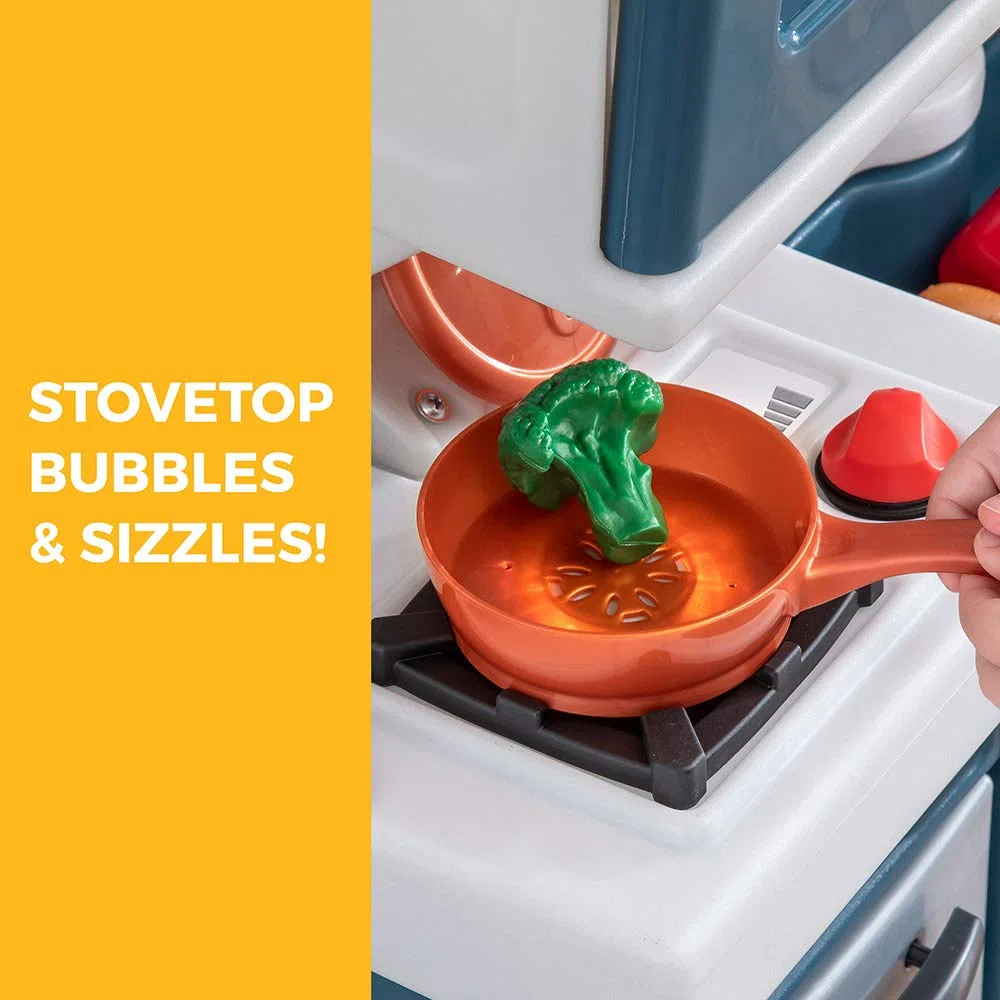 Step2 Modern Farmhouse Kitchen Cucina gioco con luce e suono | Cucina gioco di plastica | Compresi 28 accessori