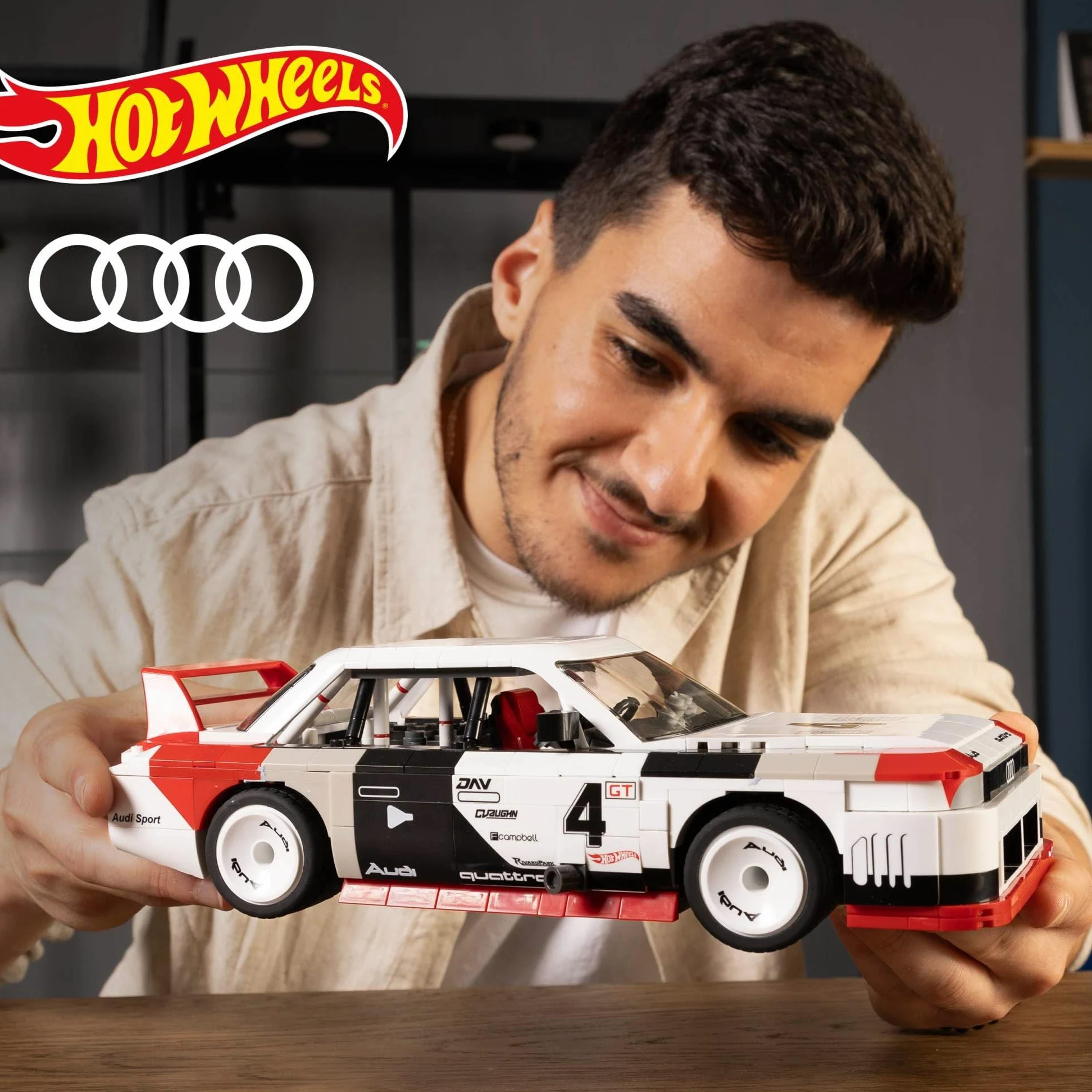 MEGA Hot Wheels - Audi 90 Quattro IMSA GTO, macchina da costruire con 973 pezzi e mini veicolo die-cast incluso, set per collezionisti da esporre, 18+ anni, HRY20