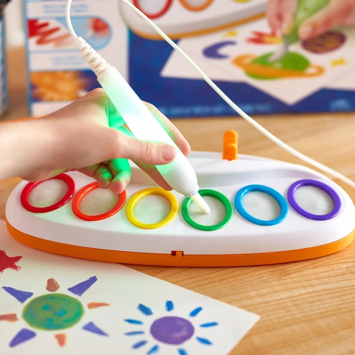 CRAYOLA Color Wonder Magic Light Brush, MagiPennello Luminoso, Set Pittura Senza Macchia, attività Creativa e Regalo per Bambini dai 3 Anni, Pennello Magico, 75-7131, Versione Internazionale