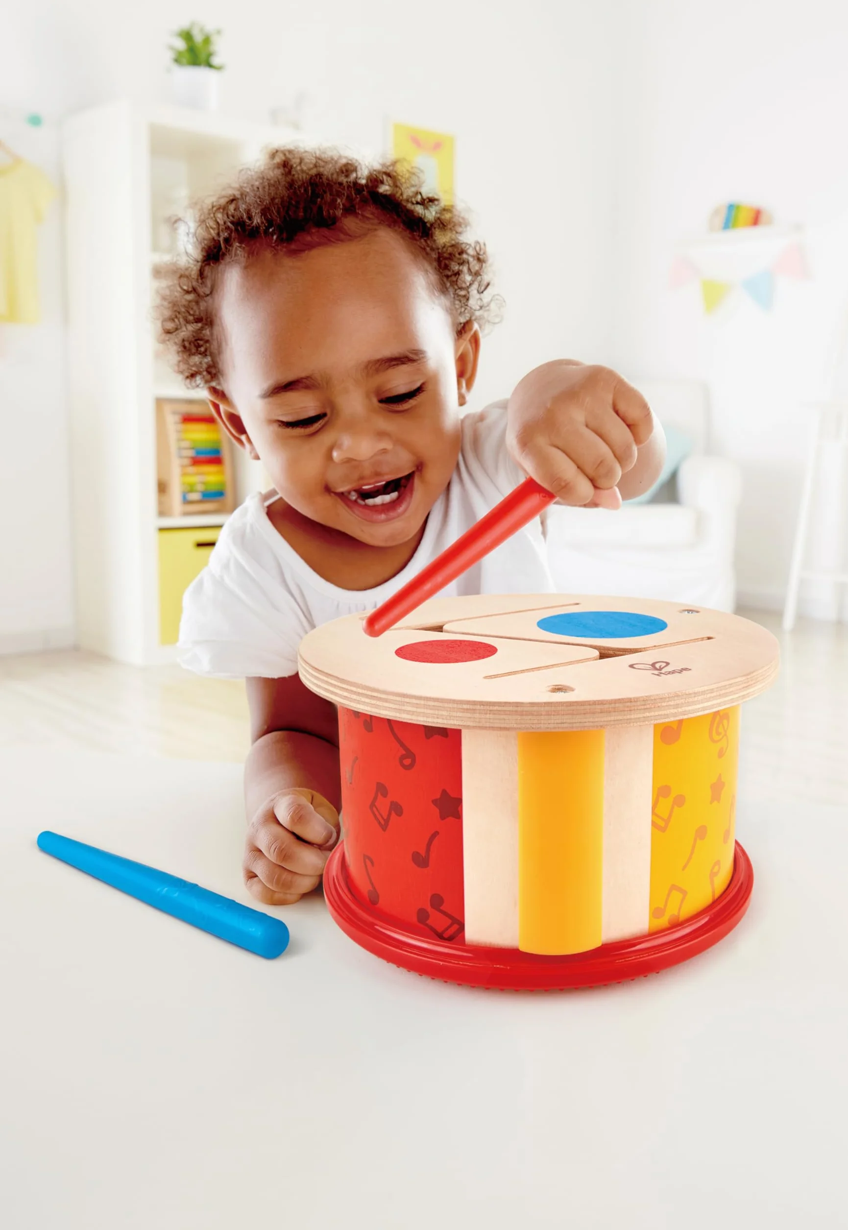 Hape Tamburo a due facce con bacchetta in legno | Diverse modalità di uso per esplorare suoni e musica dai 12 mesi