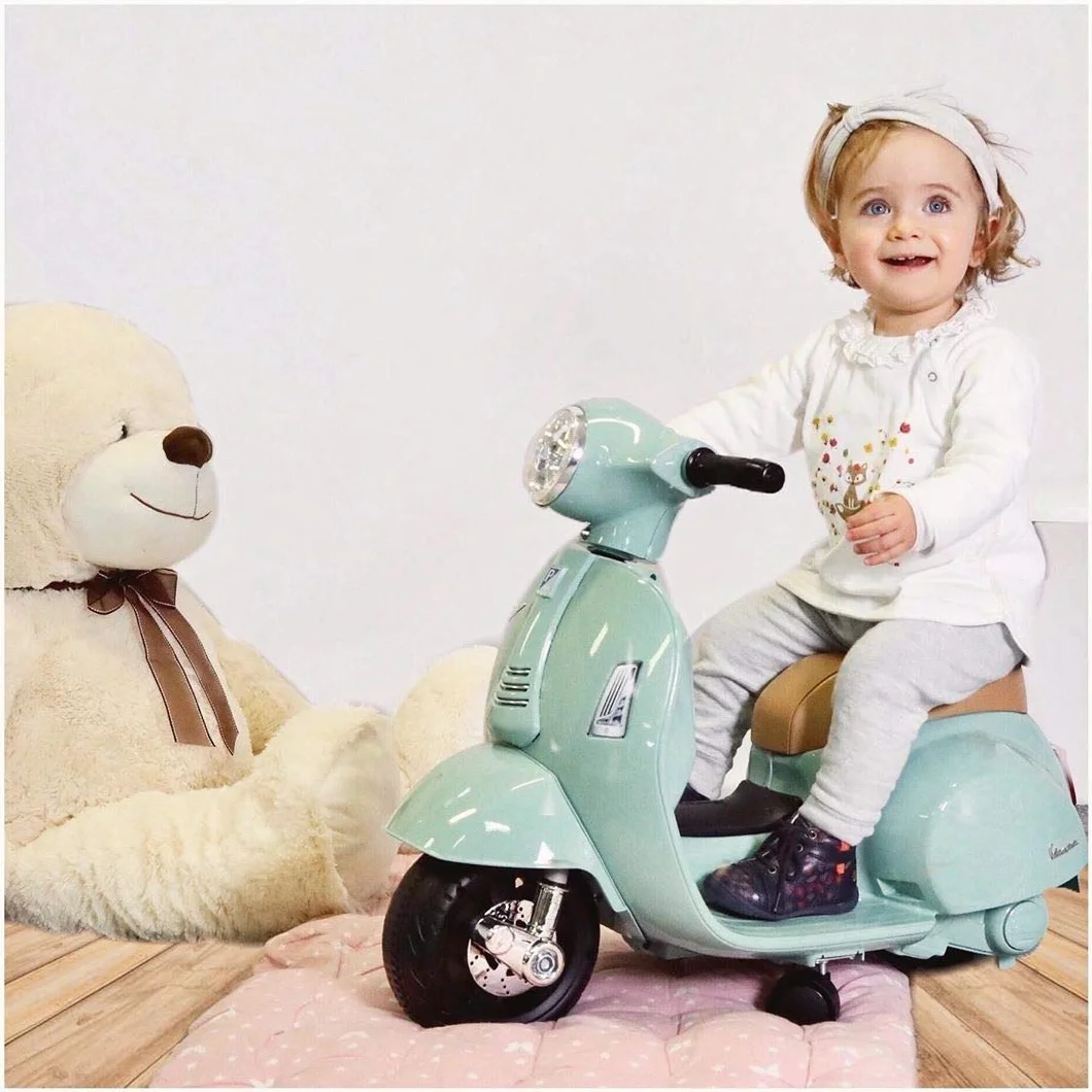 TURBO CHALLENGE 119151 Vespa GTS Elettrica, Batteria 6V + Caricabatterie USB Incluso, Peso Massimo 25 Kg, Dai 18 Mesi, Tempo di Ricarica 8 ore per una durata della batteria di 45 min