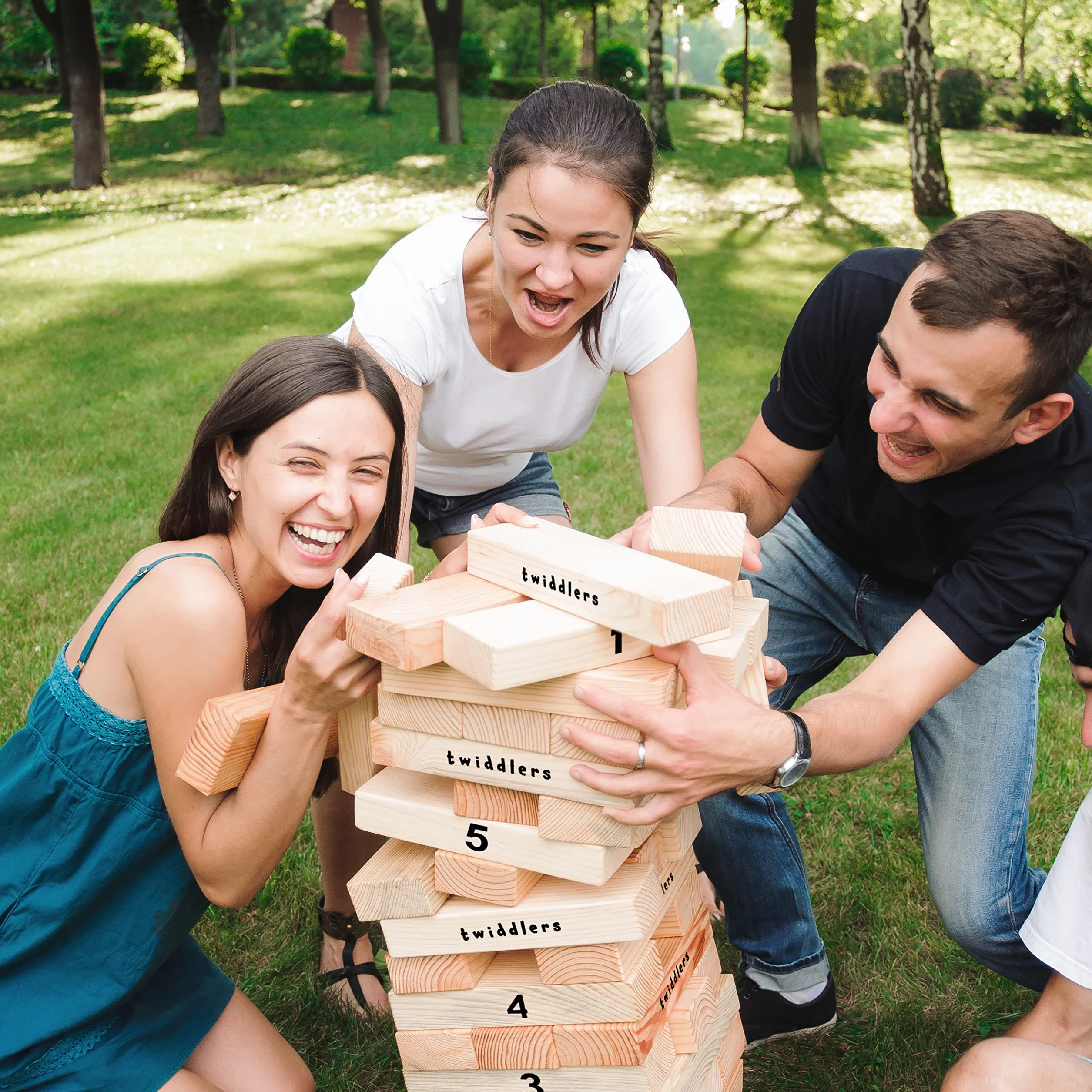 THE TWIDDLERS Torre di Legno Gigante (64 Pezzi, Altezza 1,5m) - Gioco da Giardino XL per Bambini e Adulti con Custodia, per Feste, Compleanni ed Eventi, Gioco di Società per Esterno