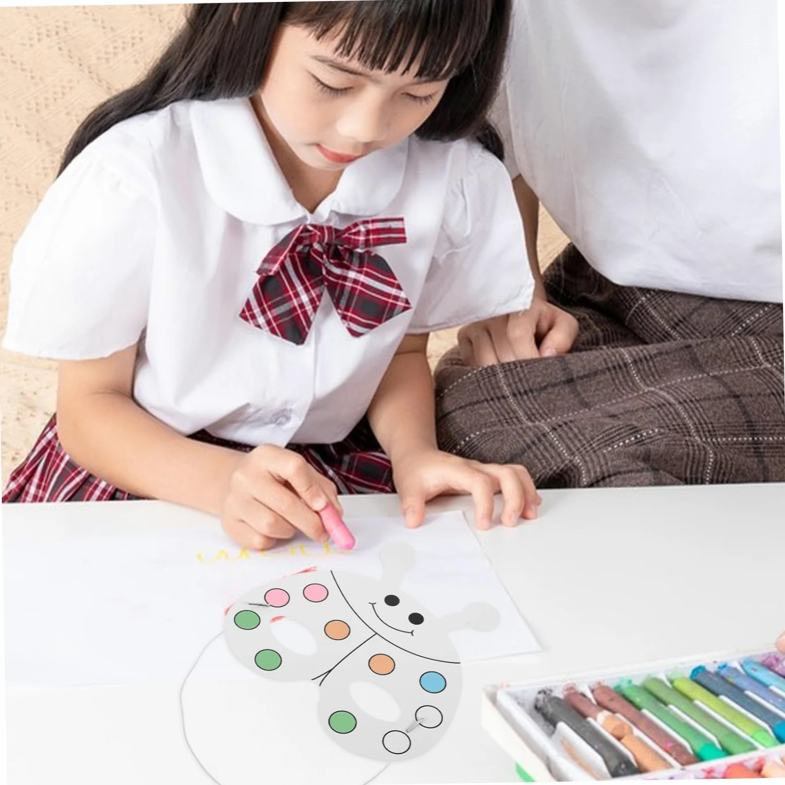 YARNOW Set di Maschere di Carta per Bambini con Pig Mask da Colorare, 24 Pezzi con 12 Pennarelli Acquerello per Maschere di Animali, per Spettacoli Teatrali e Sviluppo Stile Casuale