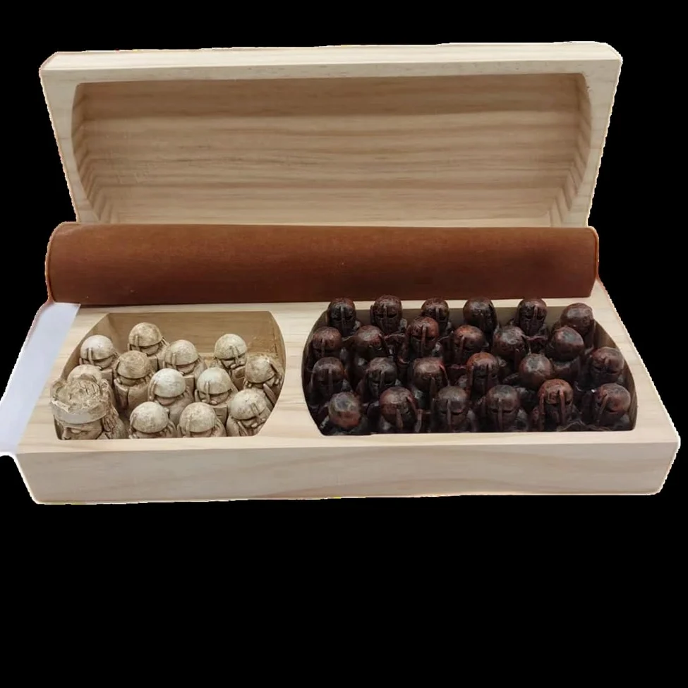 Set di Scacchi da Viaggio di Lusso: Scacchiera e Pezzi in Resina, Gioco di Strategia Portatile, Ideale per I Viaggi.