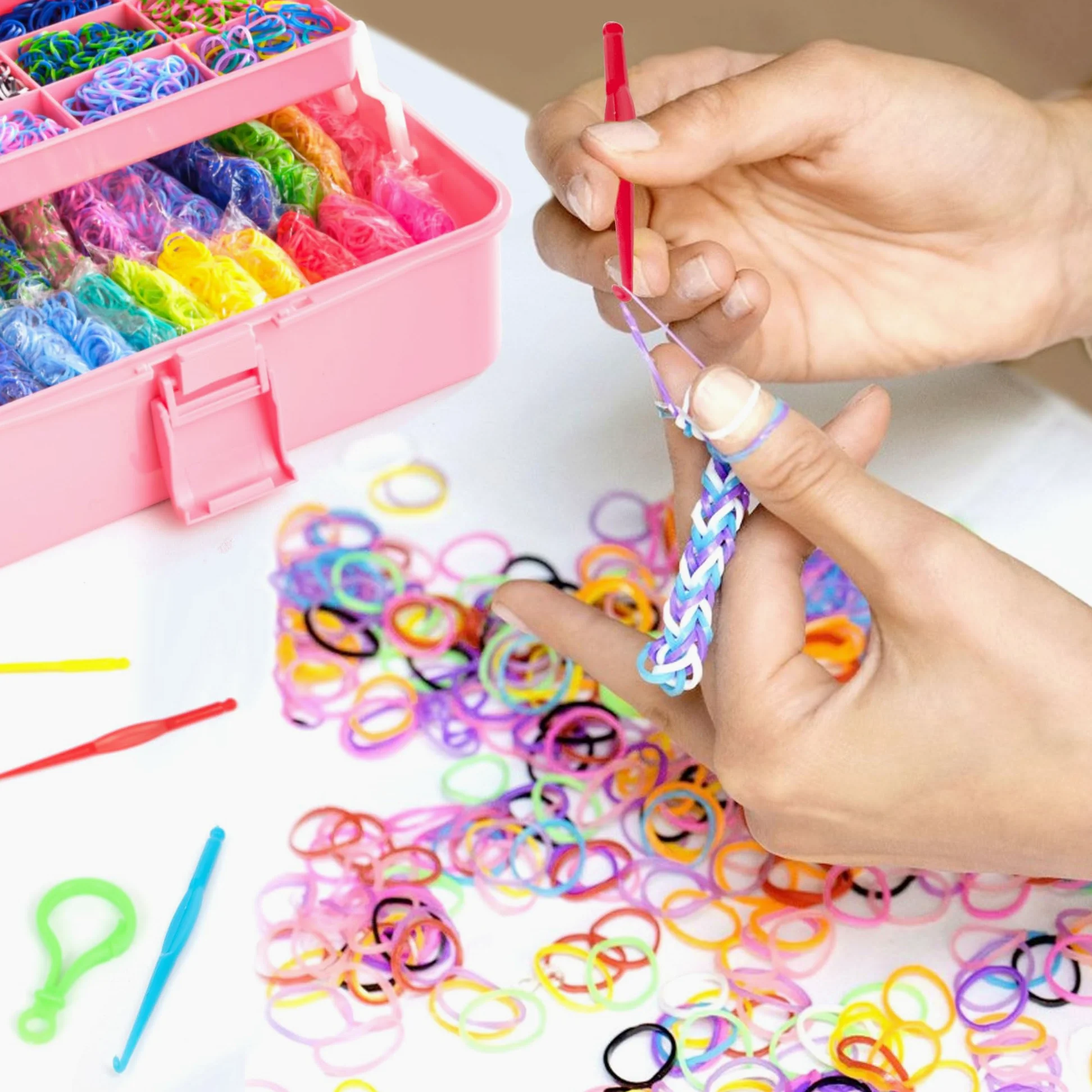 INSCRAFT 17500+ elastici in gomma con contenitore rosa a 3 strati, 28 colori, 600 clip a S, 352 perline, 40 ciondoli a forma di cartone animato, kit di ricarica per braccialetti per bambini