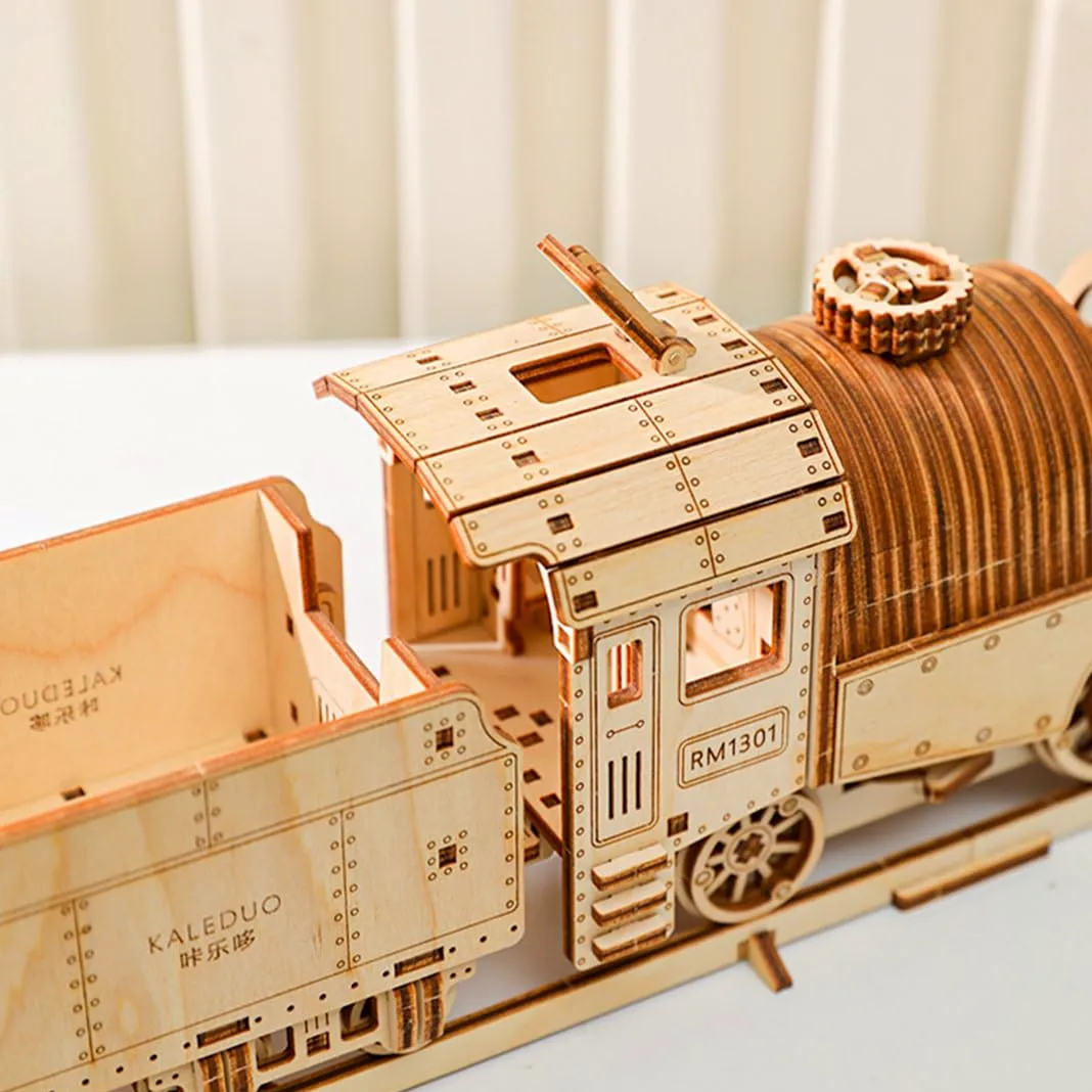 Kit fai da te Steam Train Model Kit meccanico Wind-Up Locomotive con traccia, modello di assemblaggio in legno, collegamento a pistone, set di costruzione educativa, display desktop (413 PCS/smontato)