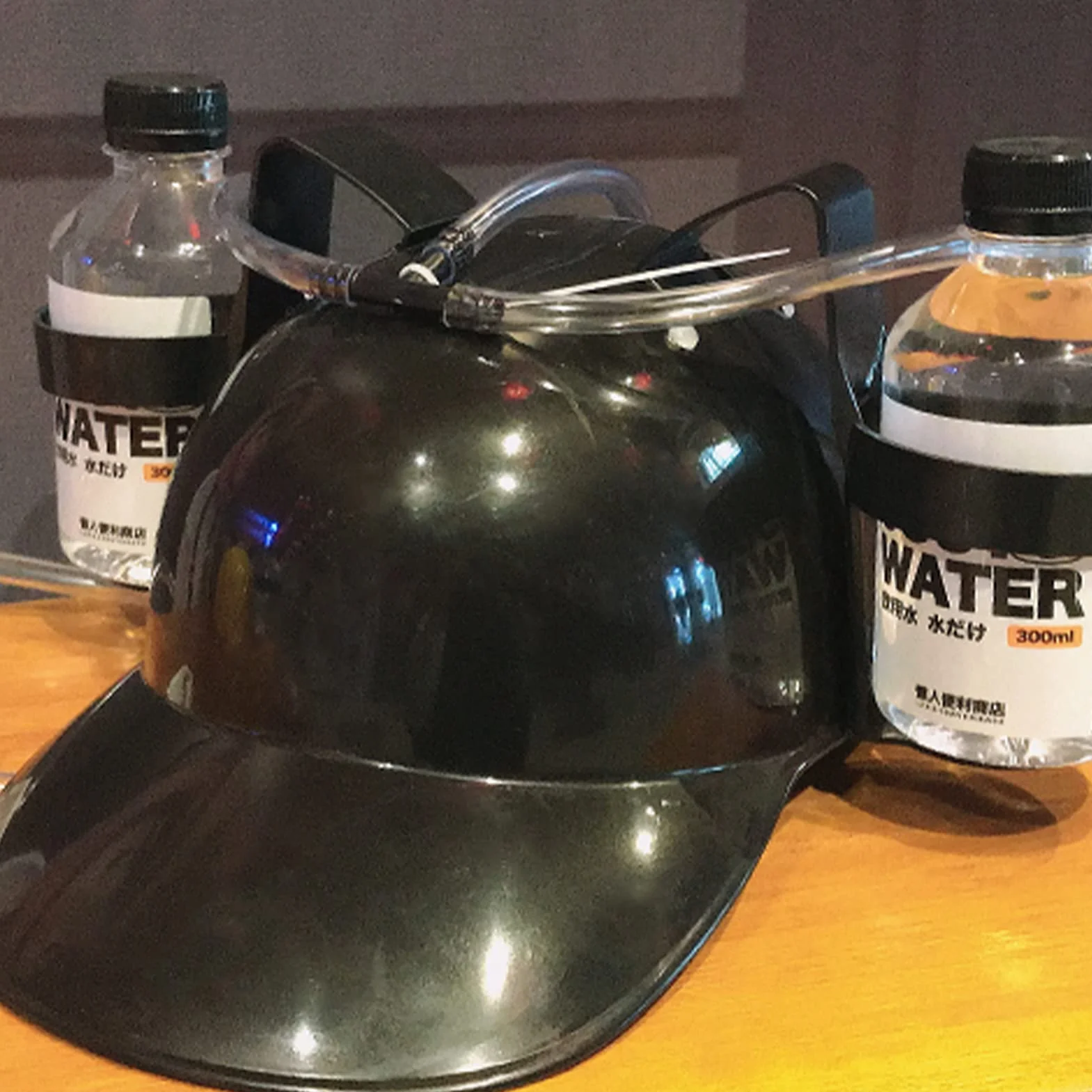 Jauhmui Casco da birra, per feste e birra, con tubo, porta bevande con 2 contenitori e tubo per bevande, ideale come regalo per feste di carnevale, divertente da birra, unisex, per la festa del papà