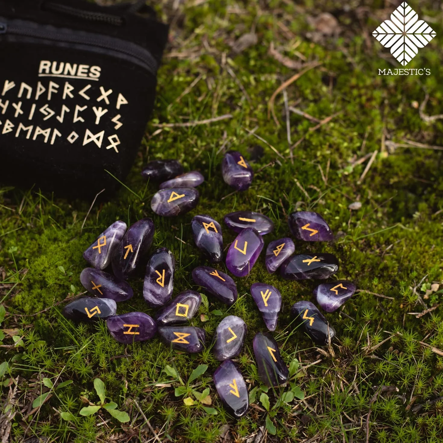 Set x25 Pietre Rune Celtiche Vichinghe Ametista Incise 2 cm x 1 cm Alfabeto Futhark per Divinazione