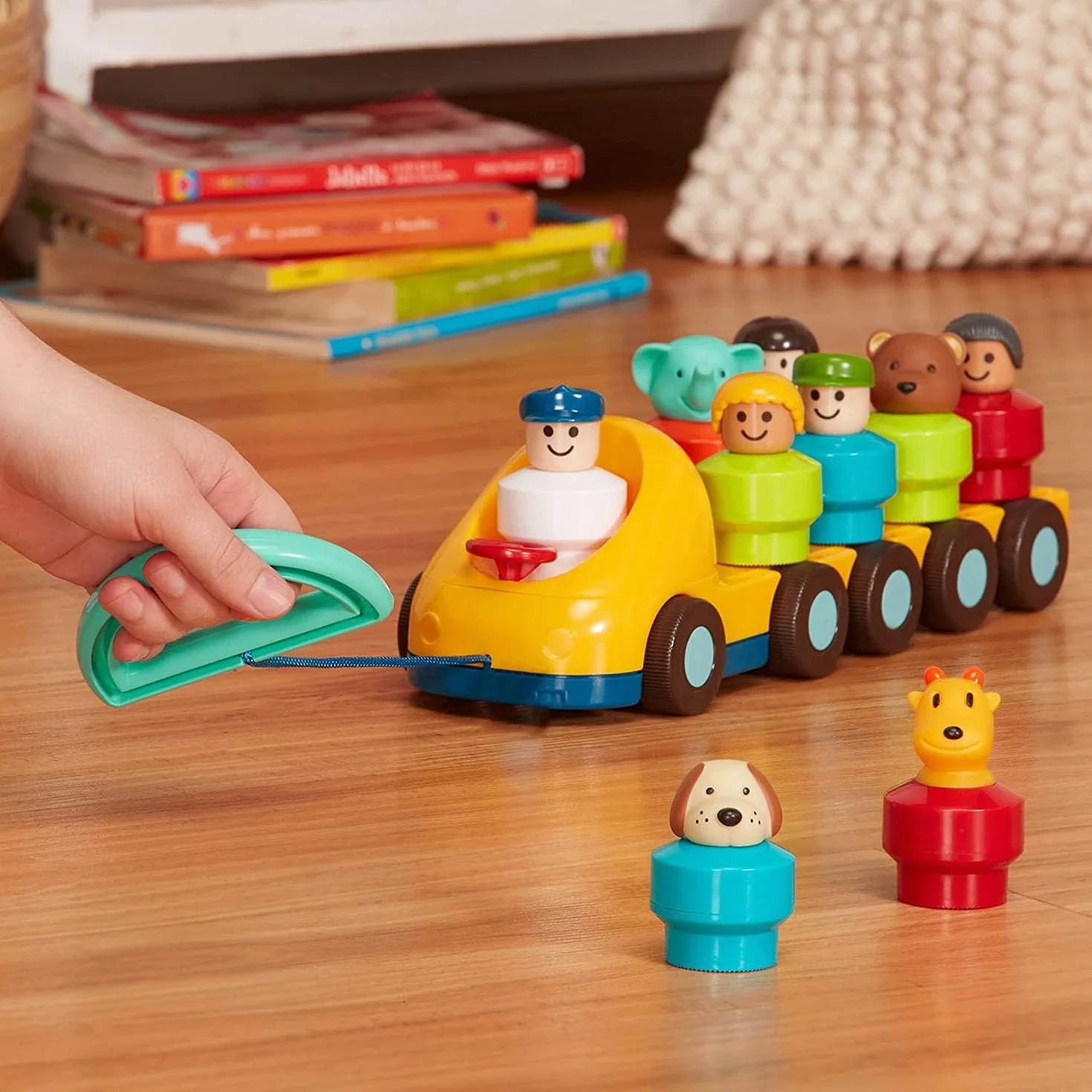 Battat - Autobus giocattolo con parti mobili e 9 figure - Giocattolo per lo sviluppo di bambini e ragazzi - Tirare per girare - 18 mesi +