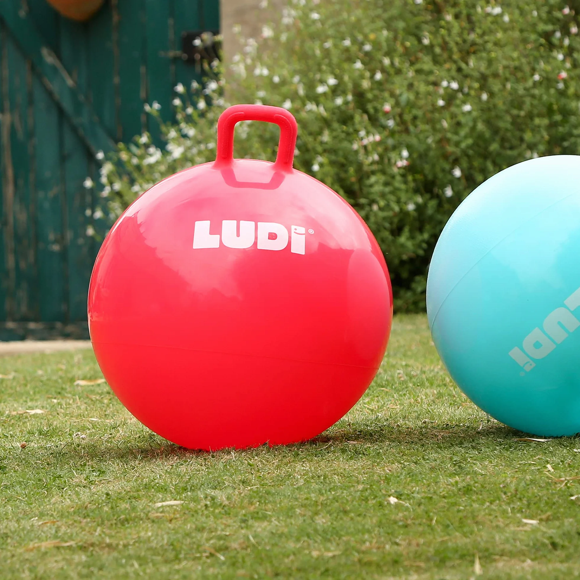 LUDI Pallone per Saltare XXL Rosso, Ludi, Maniglia Anatomica - Pallone Gonfiabile Grande - Plastica Spessa ed Elastica - Giocattolo al Chiuso e all’Aperto