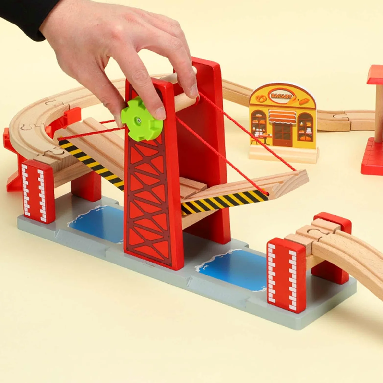 Set di gioco per trenini giocattolo per bambini con coinvolgenti binari ferroviari in legno e ponte sollevatore per ispirare avventure fantasiose. Accessori per set di