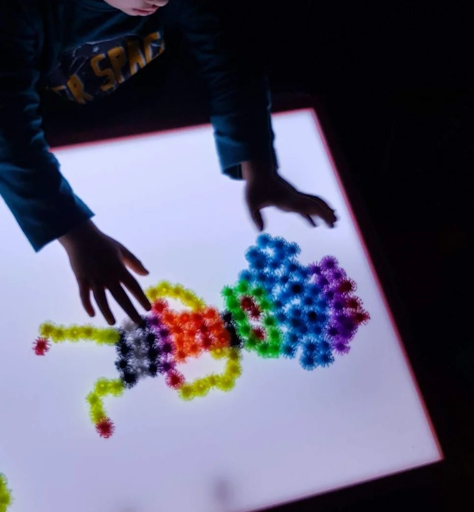 Tavolo Luminoso Montessori RGBW 48x37x7 cm con Manuale di Attività | Connessione Mobile e Telecomando | Reagisce a Musica e Voce | Certificato AIJU + Univ. Murcia | Sensoriale Educativo