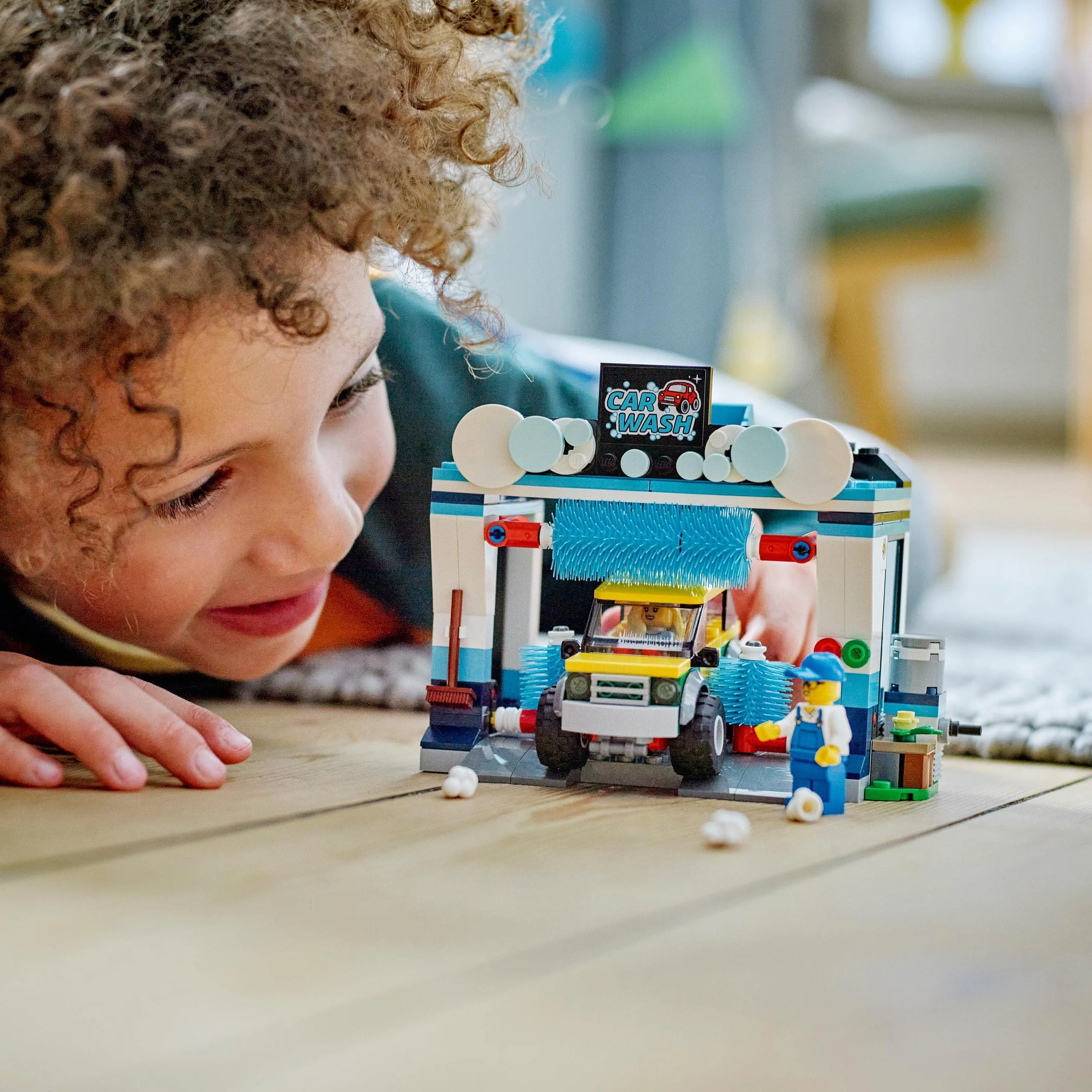 LEGO City Autolavaggio, Gioco per Bambini e Bambine di 6 Anni, Set con Spazzole Rotanti, Macchina Giocattolo e 2 Minifigure, Piccola Idea Regalo 60362