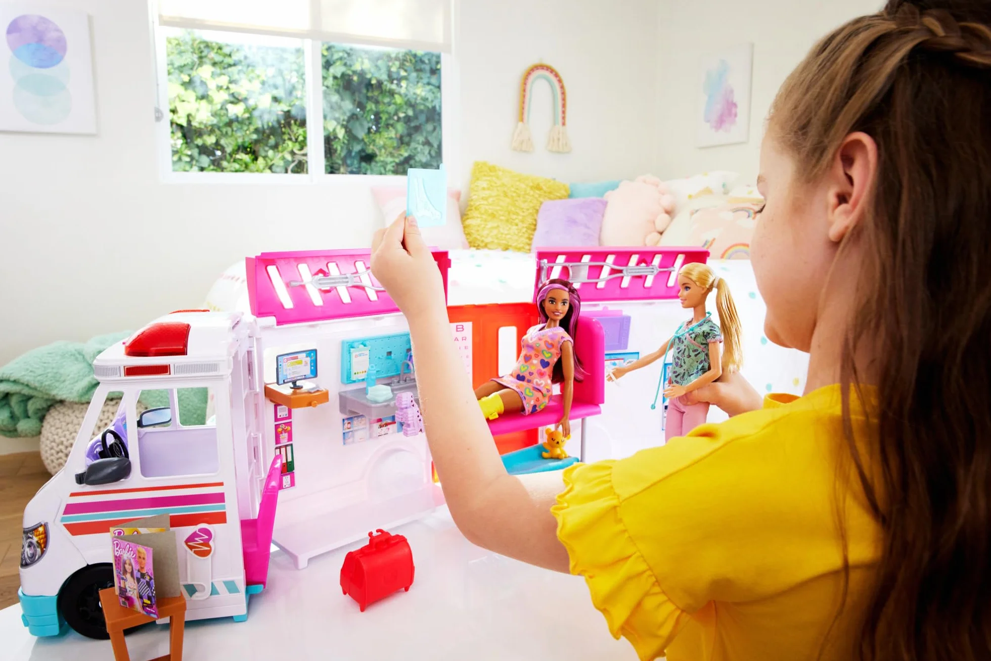 Barbie - Playset Ambulanza, veicolo di primo soccorso con luci, suoni e 20+ accessori, giocattolo per bambini, 3+ anni, HKT79
