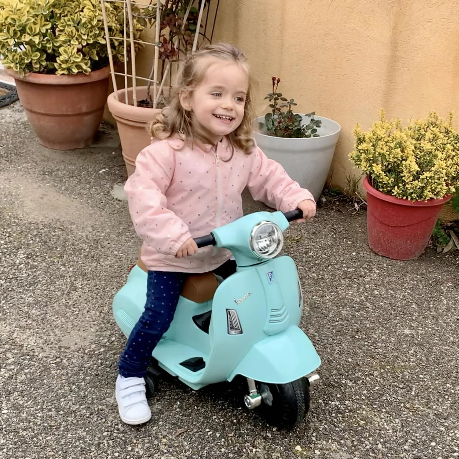 TURBO CHALLENGE 119151 Vespa GTS Elettrica, Batteria 6V + Caricabatterie USB Incluso, Peso Massimo 25 Kg, Dai 18 Mesi, Tempo di Ricarica 8 ore per una durata della batteria di 45 min