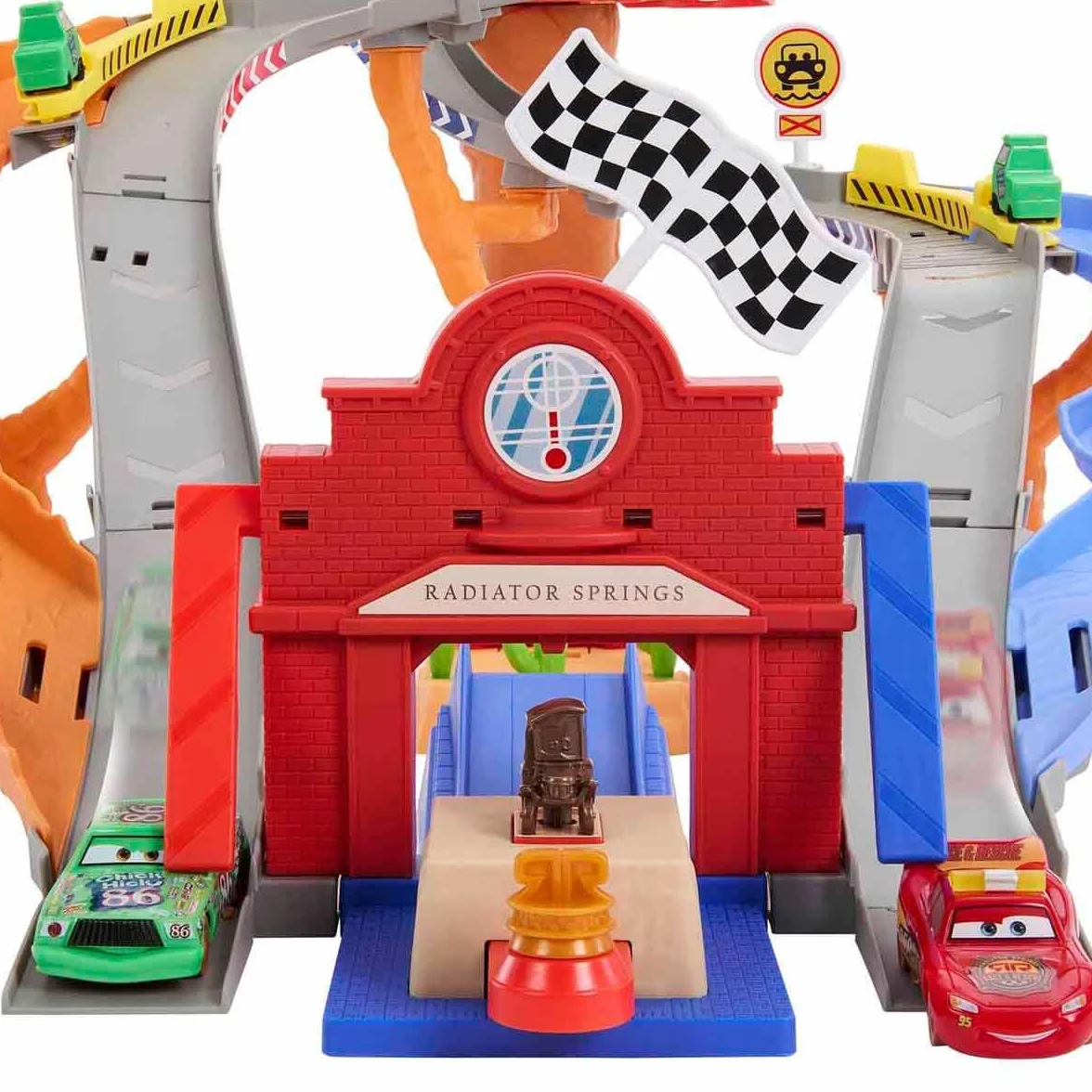 Mattel CARS - Sfreccia e Soccorri Circuito per Soccorso Stradale, set con 2 tipi di gara, Saetta McQueen, Chicks Hicks e 2 veicoli della squadra di Pitty, giocattolo per bambini, 4+ anni, JFL57