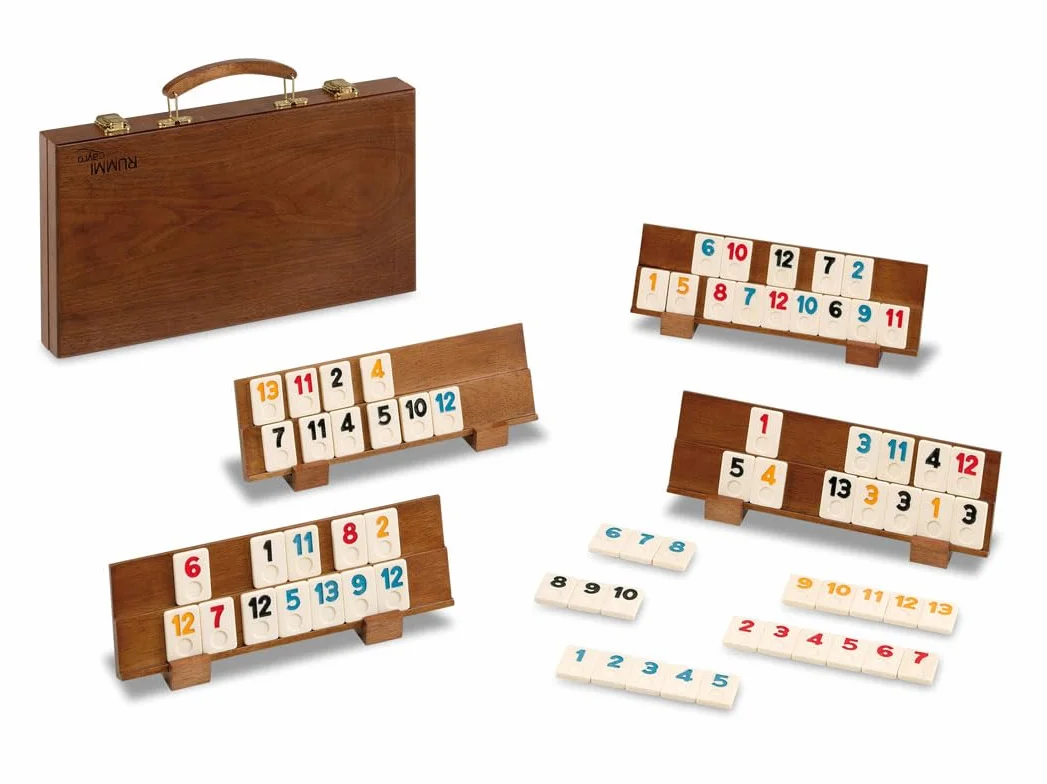 Cayro - Rummi Classic - Modello Elegante - + 8 - Divertente Gioco Da Tavolo - Ideale Per Bambini E Adulti - Valigetta E 4 Supporti In Legno - Da 2 A 4 Giocatori