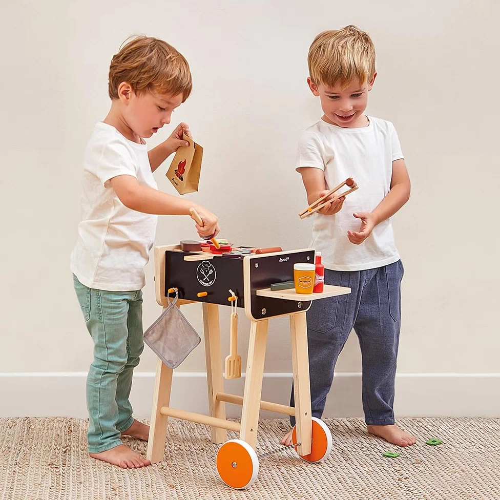 Janod - Barbecue in Legno - Giocattolo di Imitazione Cucina e Servizio da Tavola per Bambini - 57 Accessori Inclusi - 2 Ruote Silenziose - Dai 3 Anni, J06619