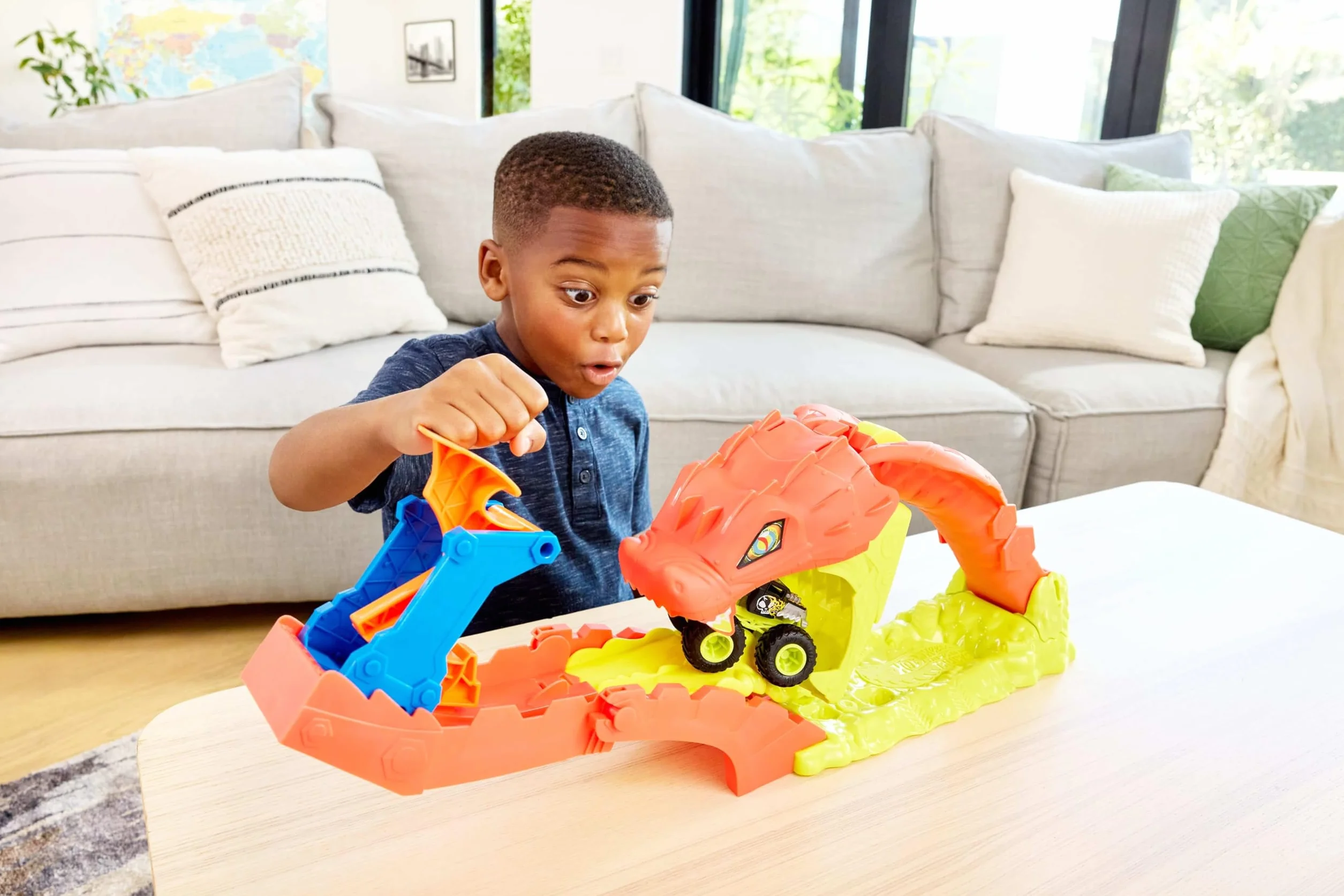 Hot Wheels Monster Trucks - Attacco del Serpente, set pista con lanciatore e veicolo Bone Shaker in scala 1:64 incluso, sconfiggi il gigantesco seprente nemico, 4+ anni, JJN44