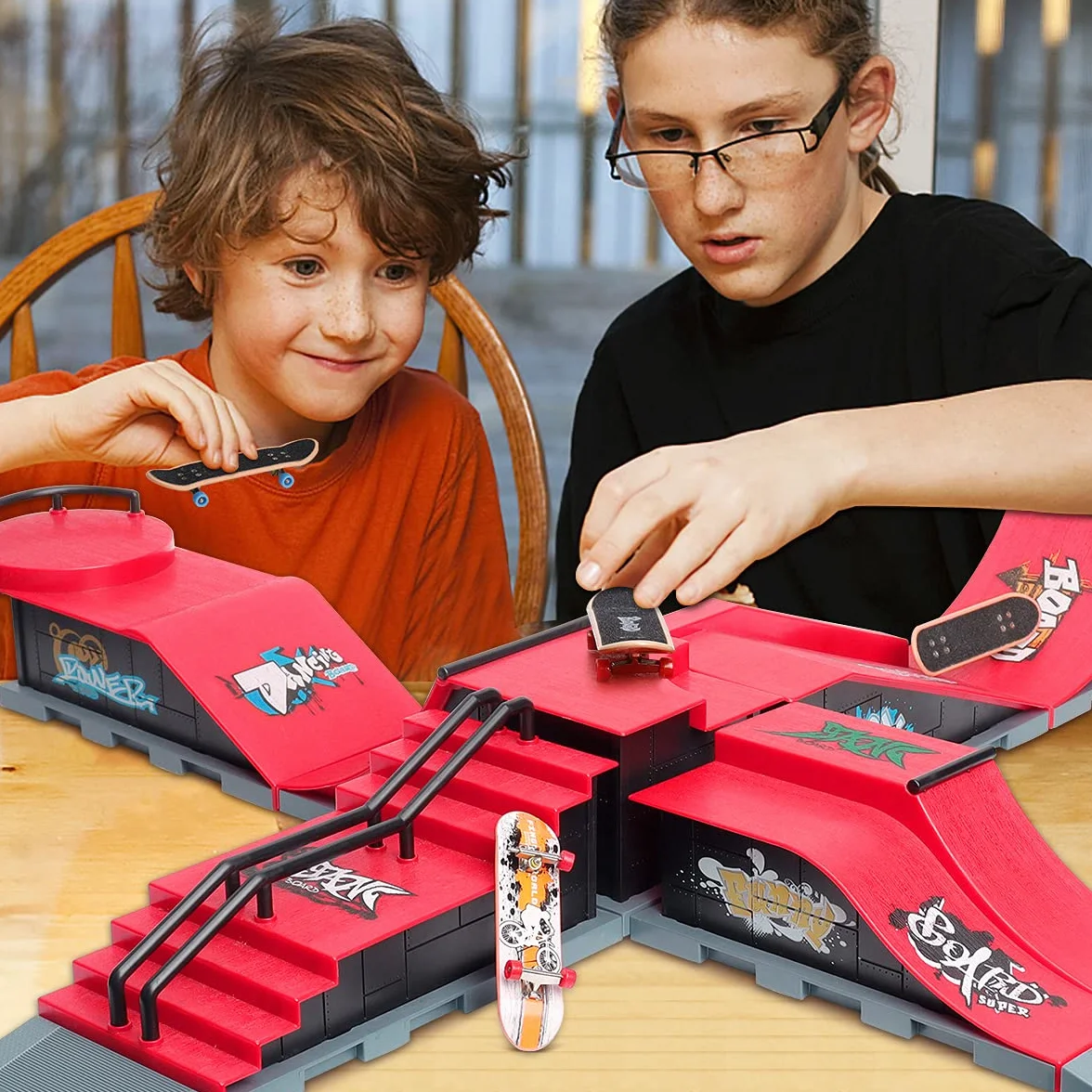 KETIEE Mini Skateboard da Dita con Rampa e Set di Accessori, Mini Finger Skateboards Rampa, Finger Toy Skatepark Rampe, Fingerboard Skate Park Kit per i Regali dei Bambini