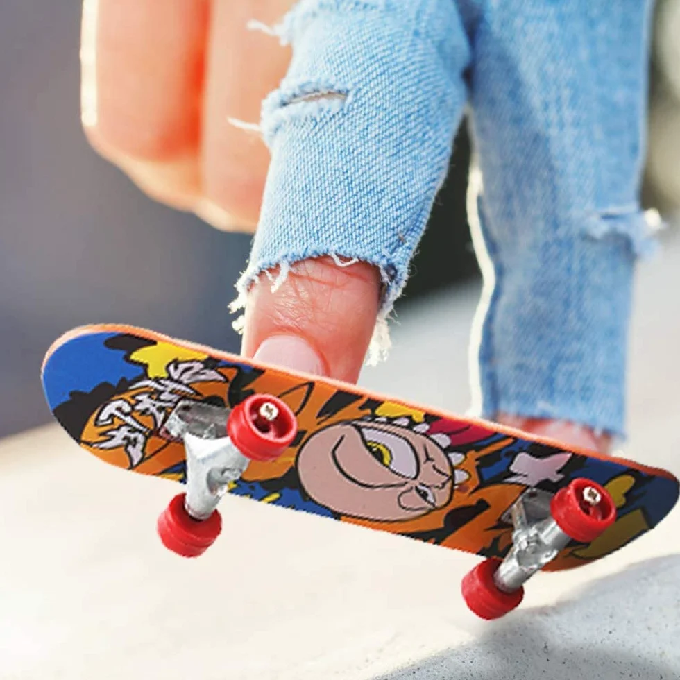 12 Pezzi Finger Mini Skateboard da Dito per Bambini, Giocattolo in Lega, per Giocare o Come Decorazione