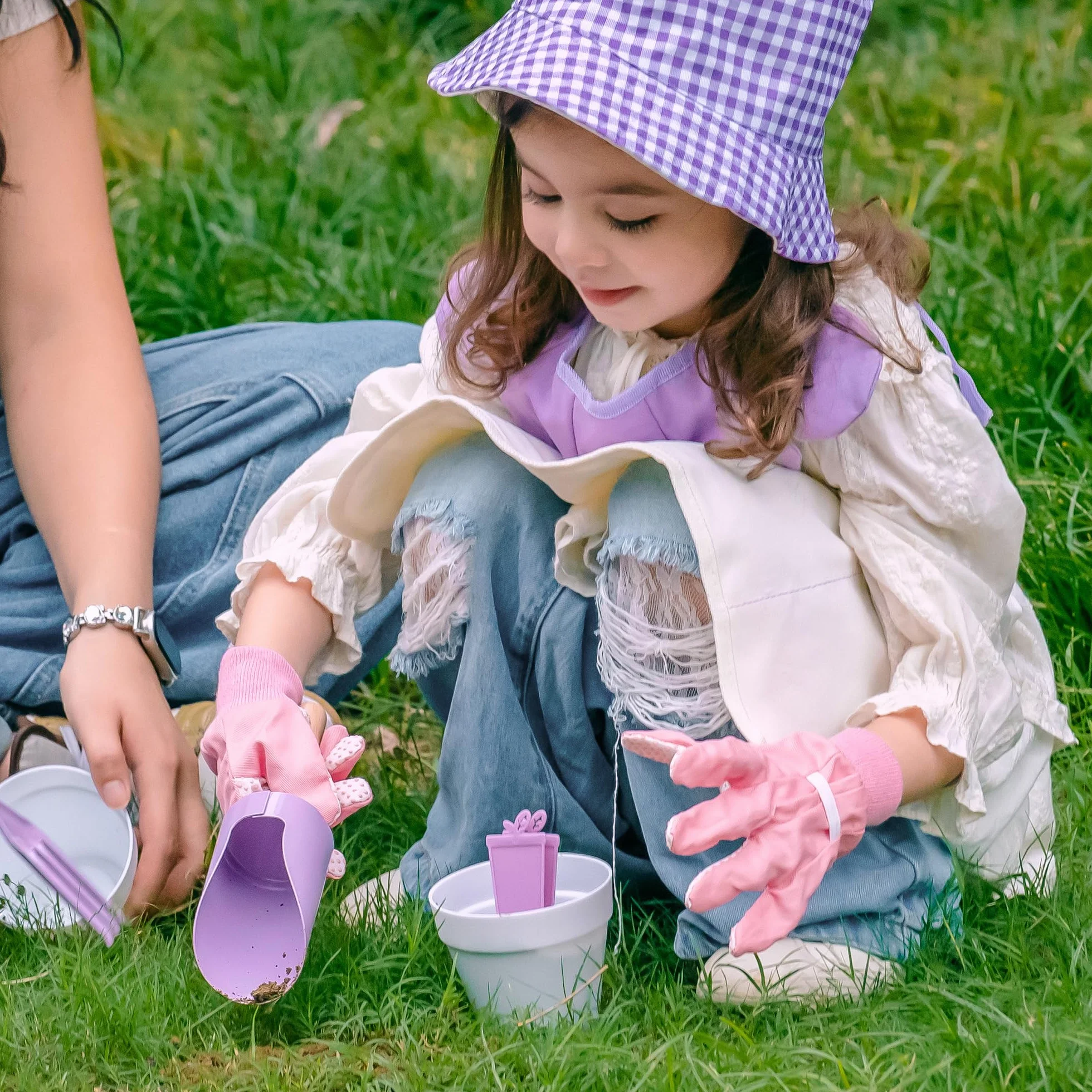 ROBUD Set da giardinaggio per bambini, 17 pezzi, con annaffiatoio per bambini, grembiule, forchetta e pala da giardino, paletta cilindrica, guanti da giardinaggio e borsa tote, giocattoli da giardino