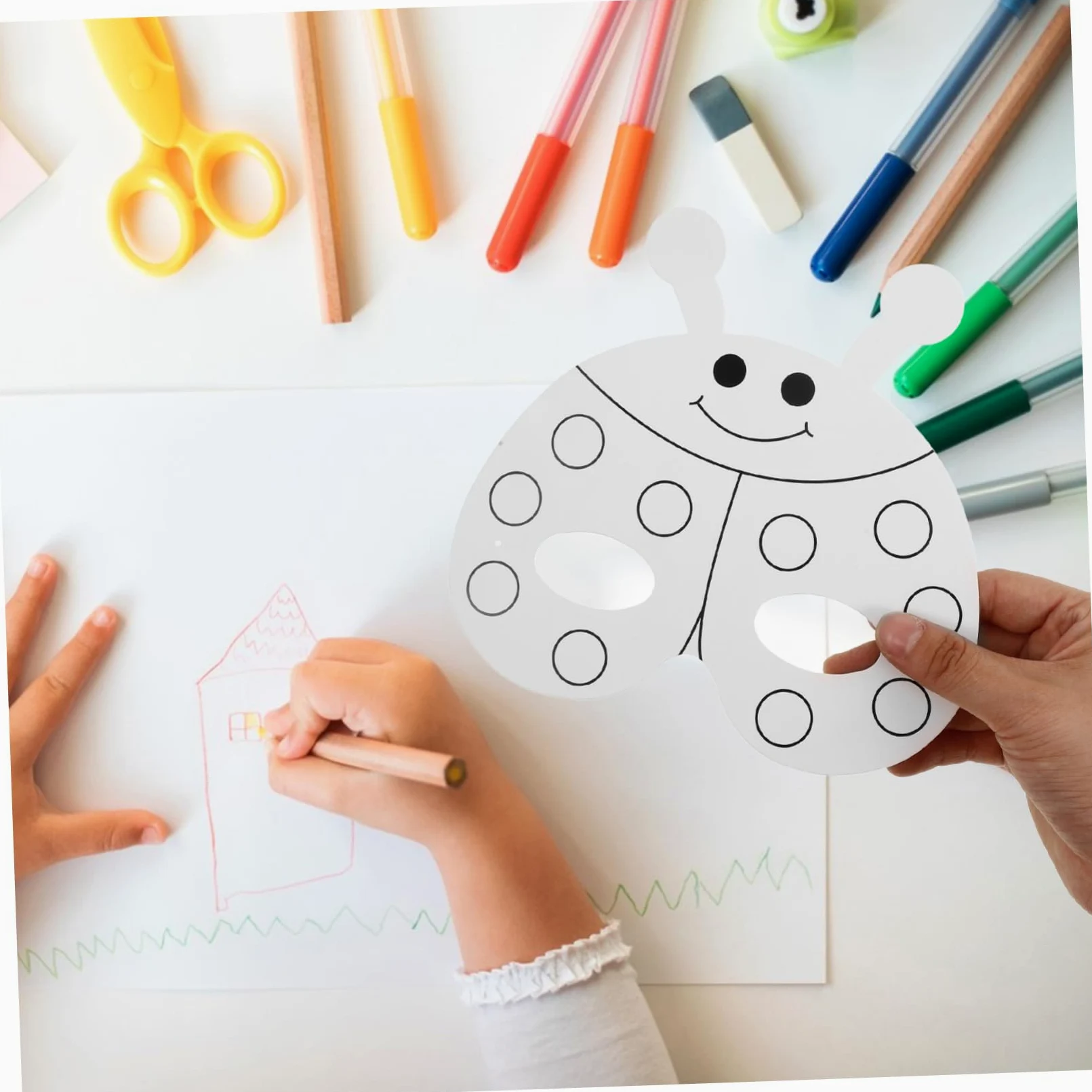 YARNOW Set di Maschere di Carta per Bambini con Pig Mask da Colorare, 24 Pezzi con 12 Pennarelli Acquerello per Maschere di Animali, per Spettacoli Teatrali e Sviluppo Stile Casuale