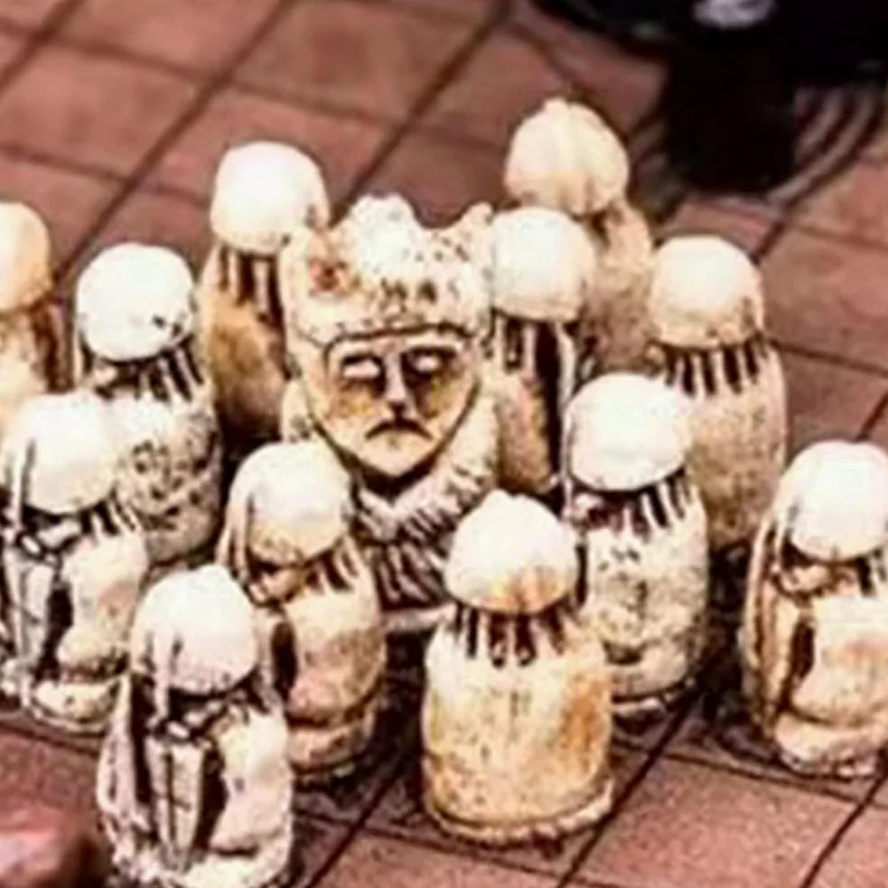 Set di Scacchi da Viaggio di Lusso: Scacchiera e Pezzi in Resina, Gioco di Strategia Portatile, Ideale per I Viaggi.