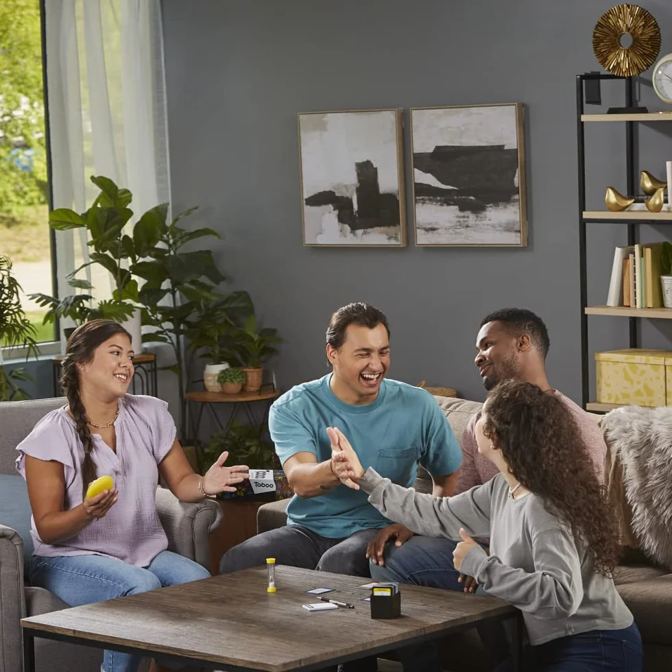 Hasbro Taboo classico gioco di società per adulti e adolescenti da tavolo 4+ giocatori 13+