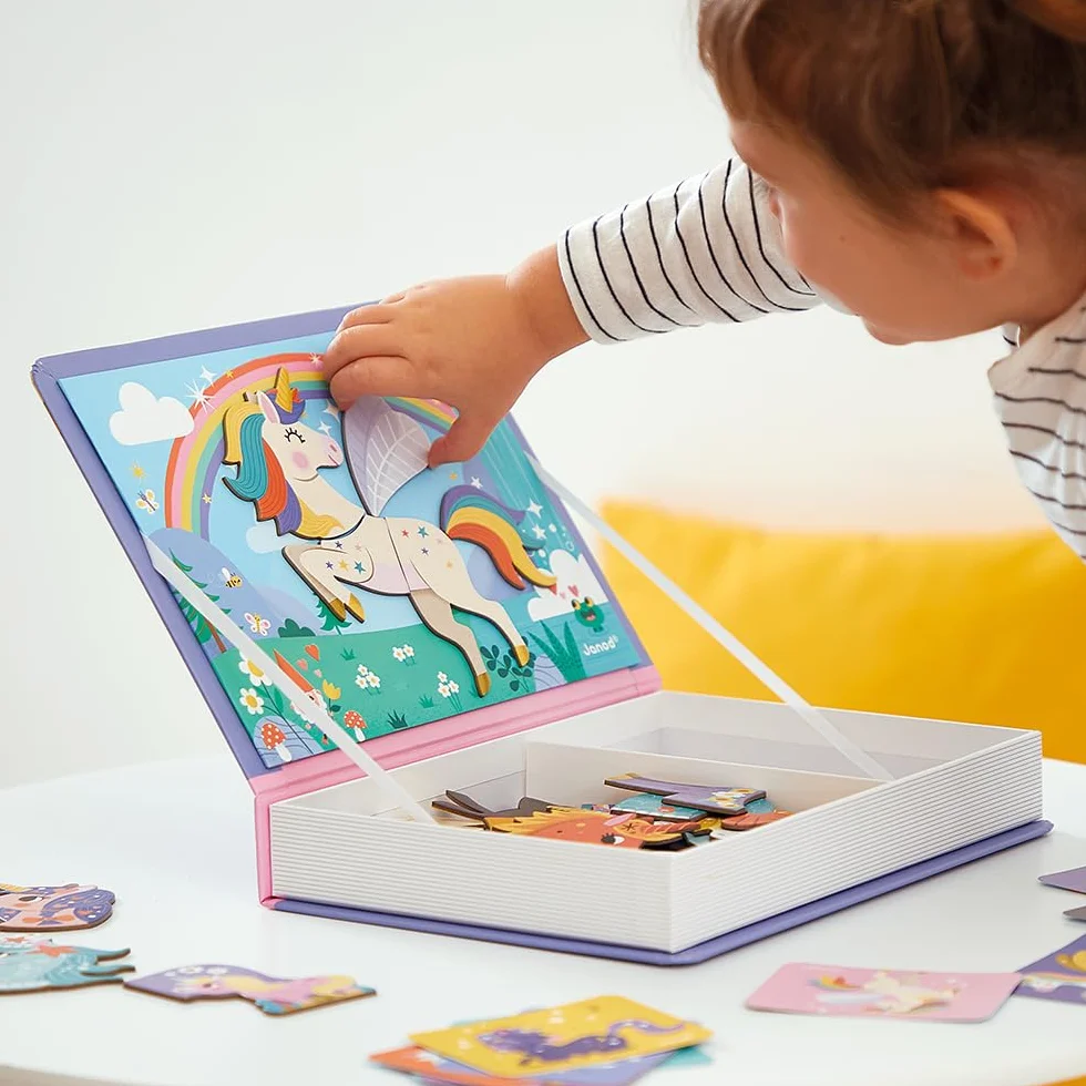 Janod - Magnéti'Book Unicorni - Gioco Educativo Magnetico 44 Calamite + 10 Modelli - Giocattolo per Bambini in Cartone FSC - Sviluppa la Manualità e l'Immaginazione - dai 3 Anni
