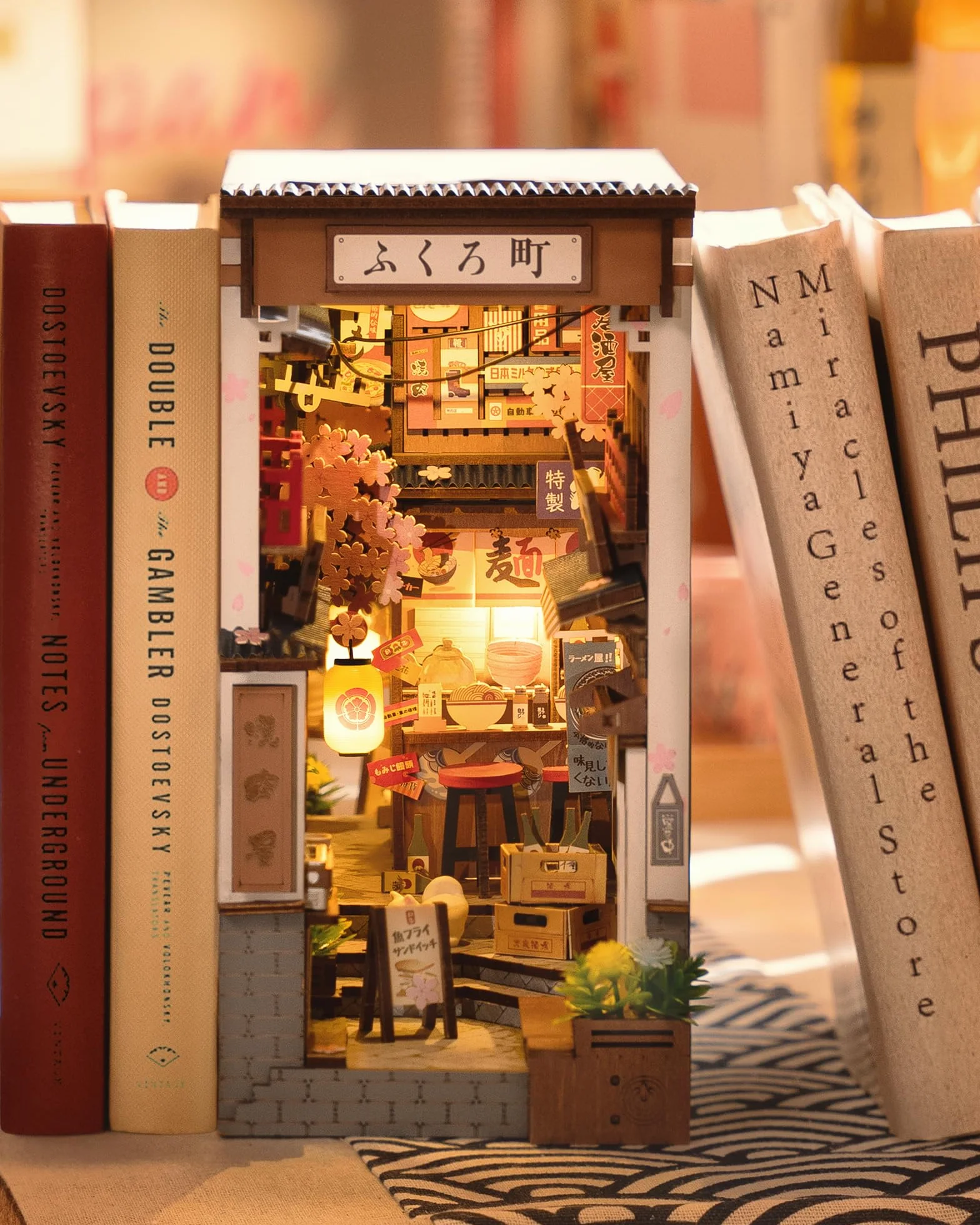 Rolife Book Nook Sakura Wine Alley – Booknook Izakaya Giapponese DIY Miniature House per Adulti, Puzzle 3D Immersivo & Decorazione da Libreria, Regalo Artigianale Antistress (Senza Colla)