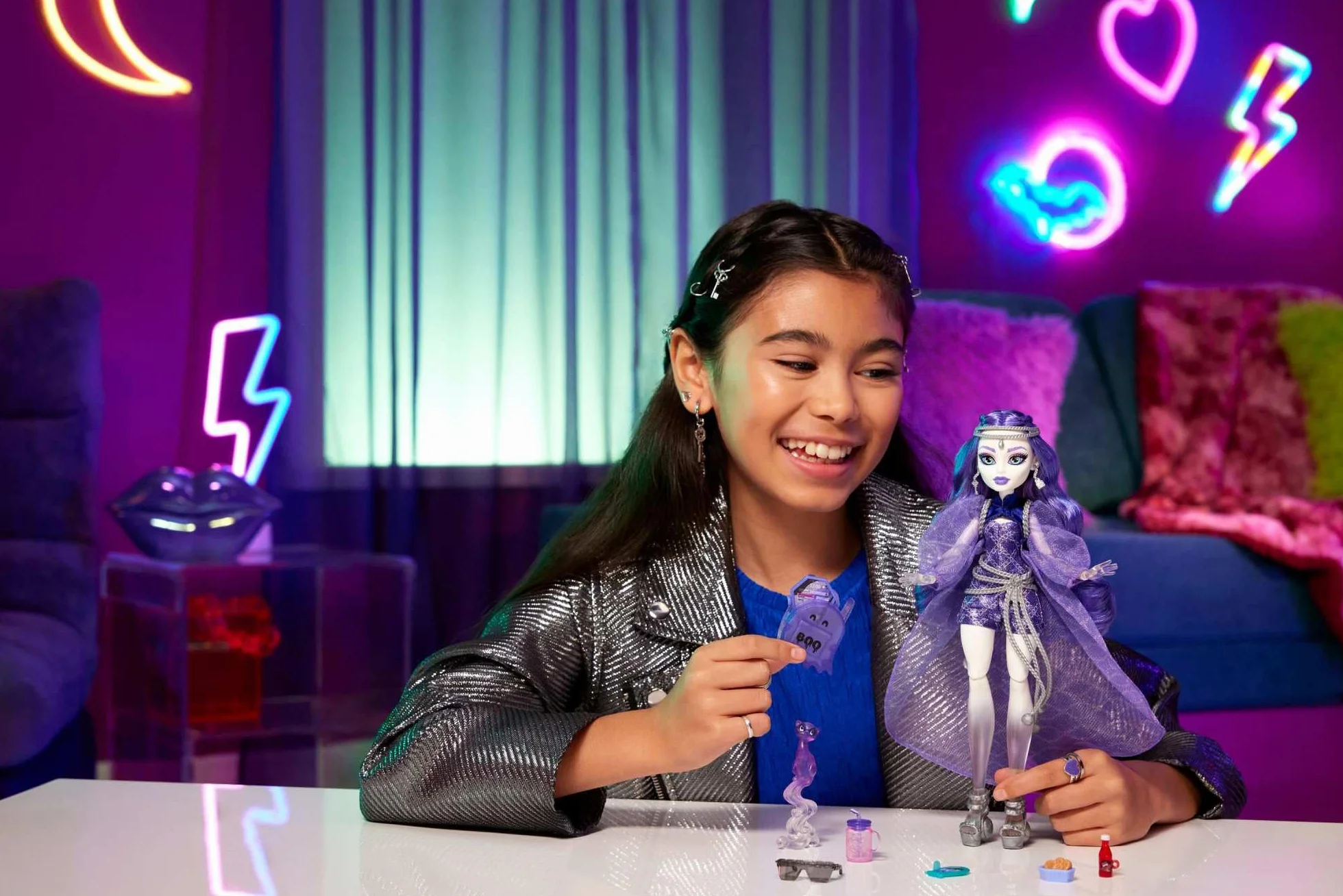 Monster High - Spectra Vondergeist, bambola alla moda con personaggio Rhuen il Furetto e tanti accessori inclusi come zaino, tablet e spuntini, giocattolo per bambini, 4+ anni, HXH77