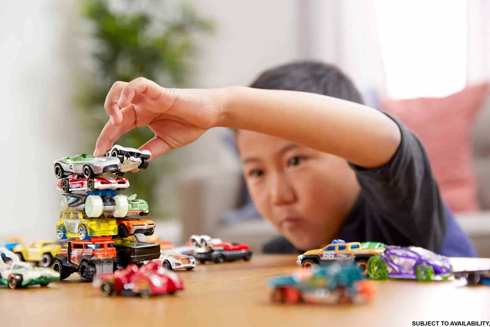 Hot Wheels, Confezione da 20 Macchinine, Veicoli in Scala 1:64 Assortiti, Giocattolo per Bambini 3+ Anni, Imballaggio Sostenibile, DXY59