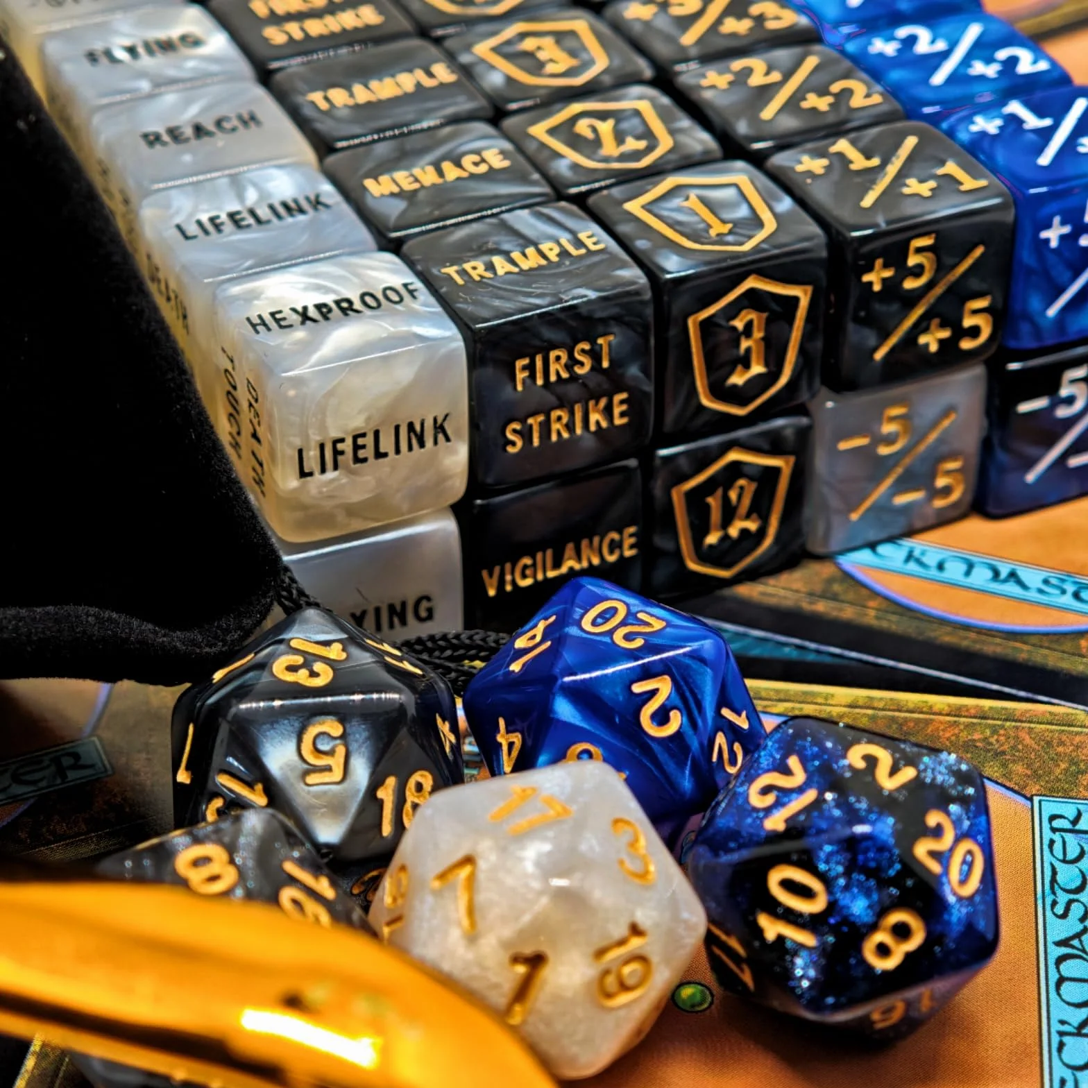65 PCS MTG Contatori di Dadi - Contatore di Parole Abilità, -1/+1 Life Counter, Shield Life Counter Dice, Marble Colour D6 Dice Dice, per MTG, TCG, Giochi di Carte (sacchetto nero incluso)