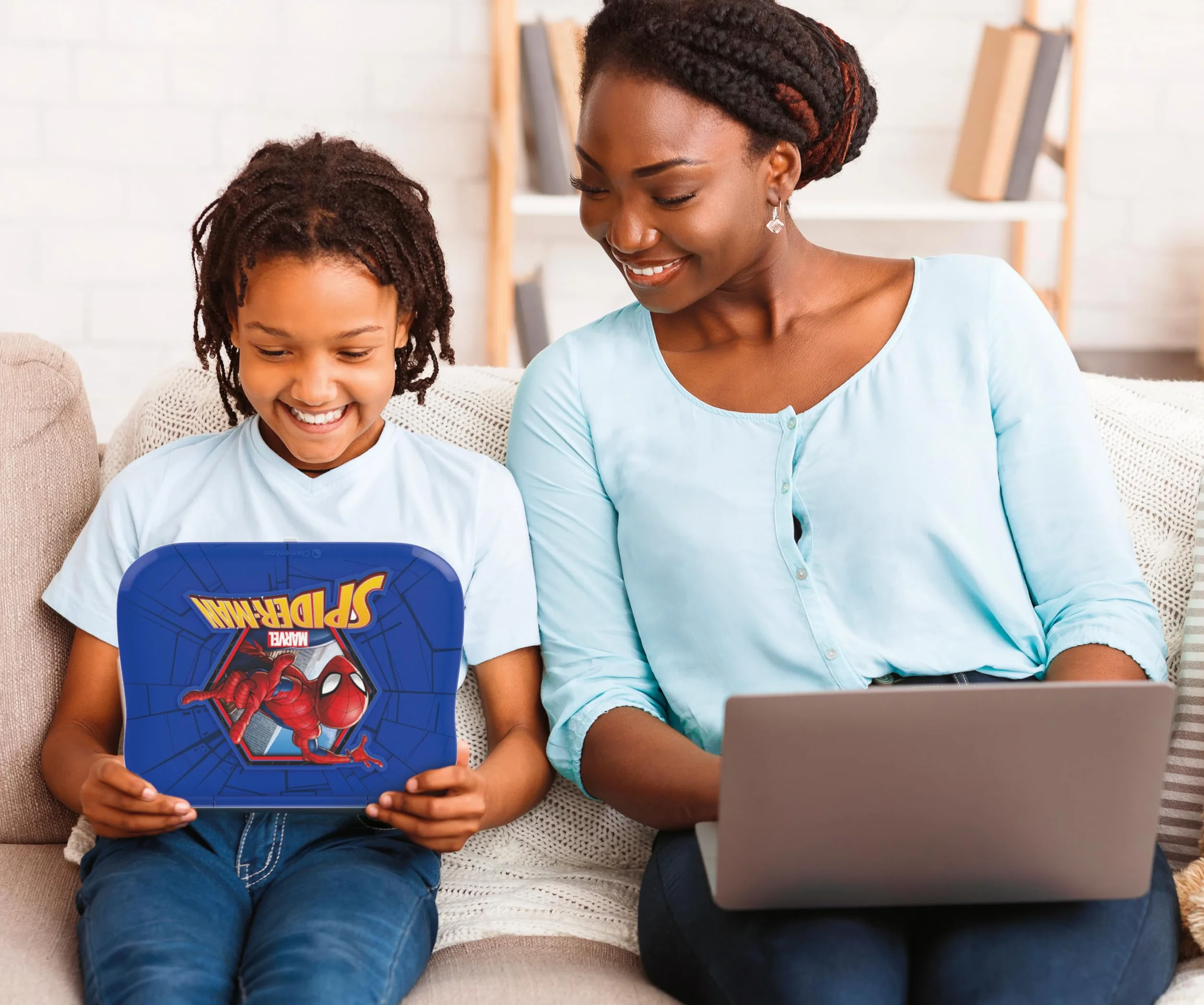 Clementoni - Computer Kid Spiderman Laptop Educativo Bambini 4+ Anni, 30 attività Educative, Gioco Elettronico per Imparare Lettere, Numeri, Musica e Logica, Batterie Incluse, Lingua Italiana, 16481