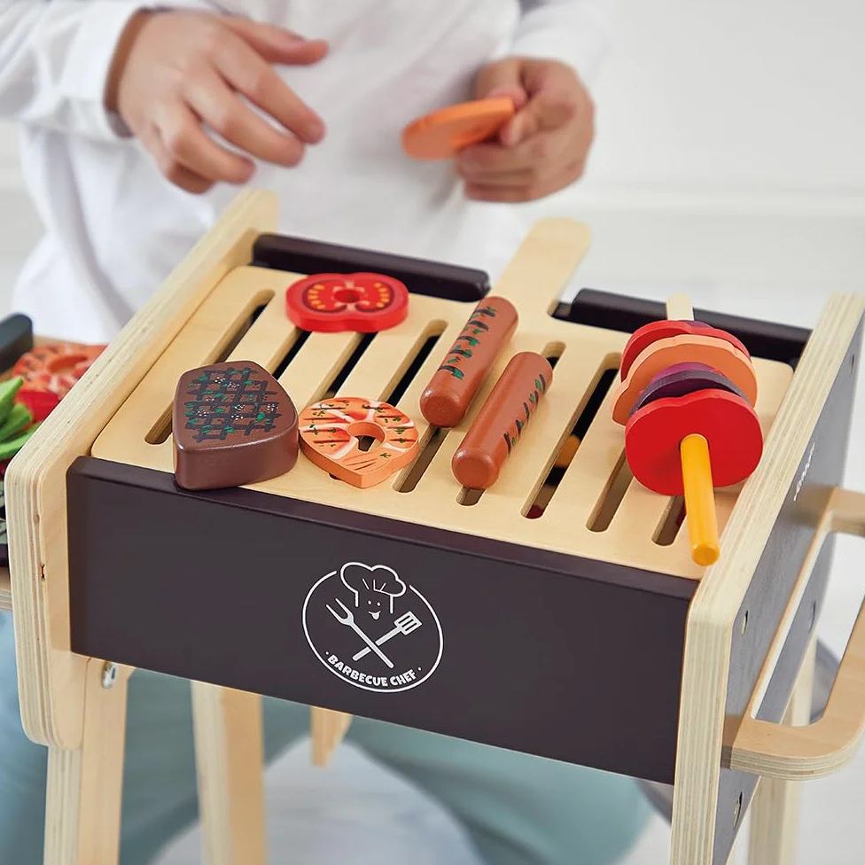 Janod - Barbecue in Legno - Giocattolo di Imitazione Cucina e Servizio da Tavola per Bambini - 57 Accessori Inclusi - 2 Ruote Silenziose - Dai 3 Anni, J06619