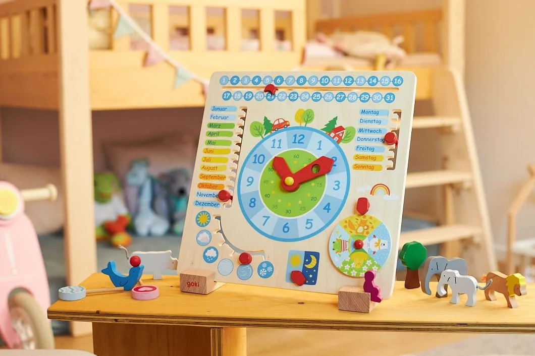 goki 58398 - Orologio annuale - in Legno - Bambini apprendimento giocoso Calendario, Stagione, Tempo e Ora