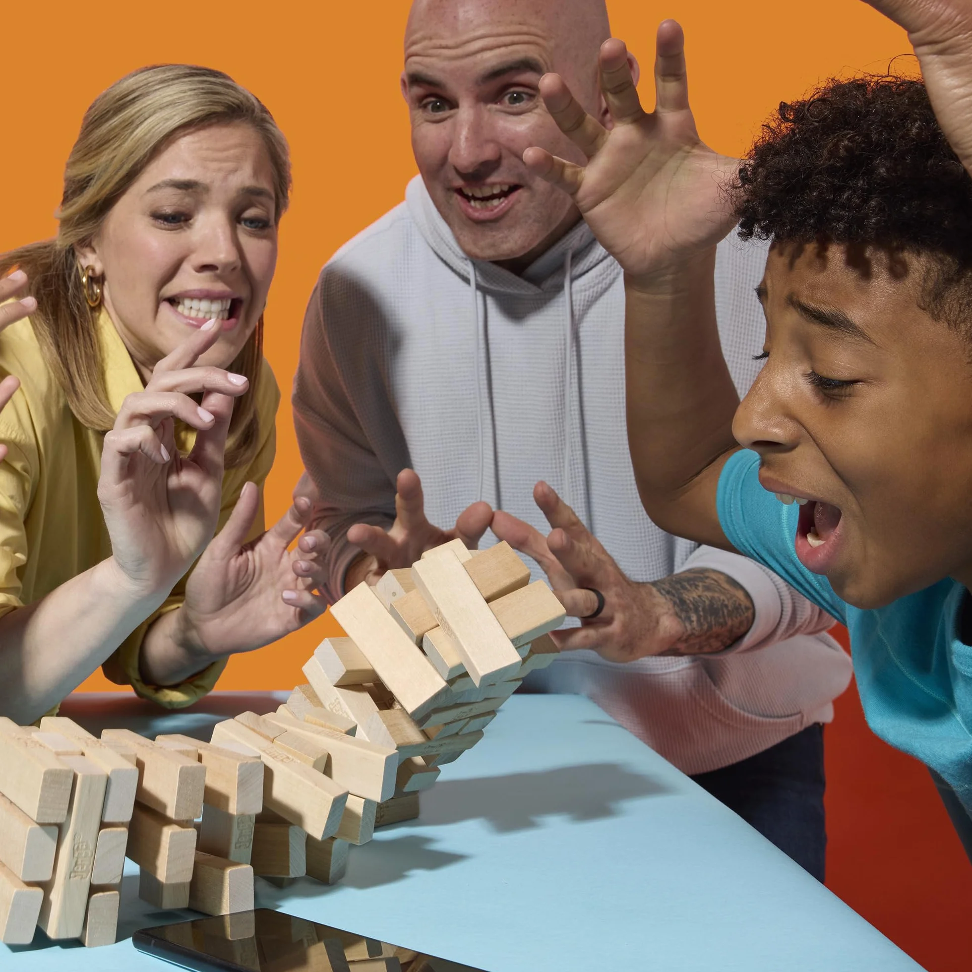 Hasbro Gaming, Jenga con Dado Digitale, Gioco di Impilamento per Famiglia e Amici, Idea Regalo, per Bambini e Bambine dai 6 Anni in Su, Contiene 54 Mattoncini in Legno, per 1 o Più Giocatori