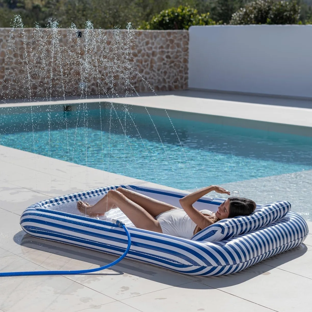 Flamingueo Materassino Mare - Tanning Pool con Aspersore - Portabicchieri Incluso - PVC Resistente - Dimensione Extra Grande - Cuscino Smontabile