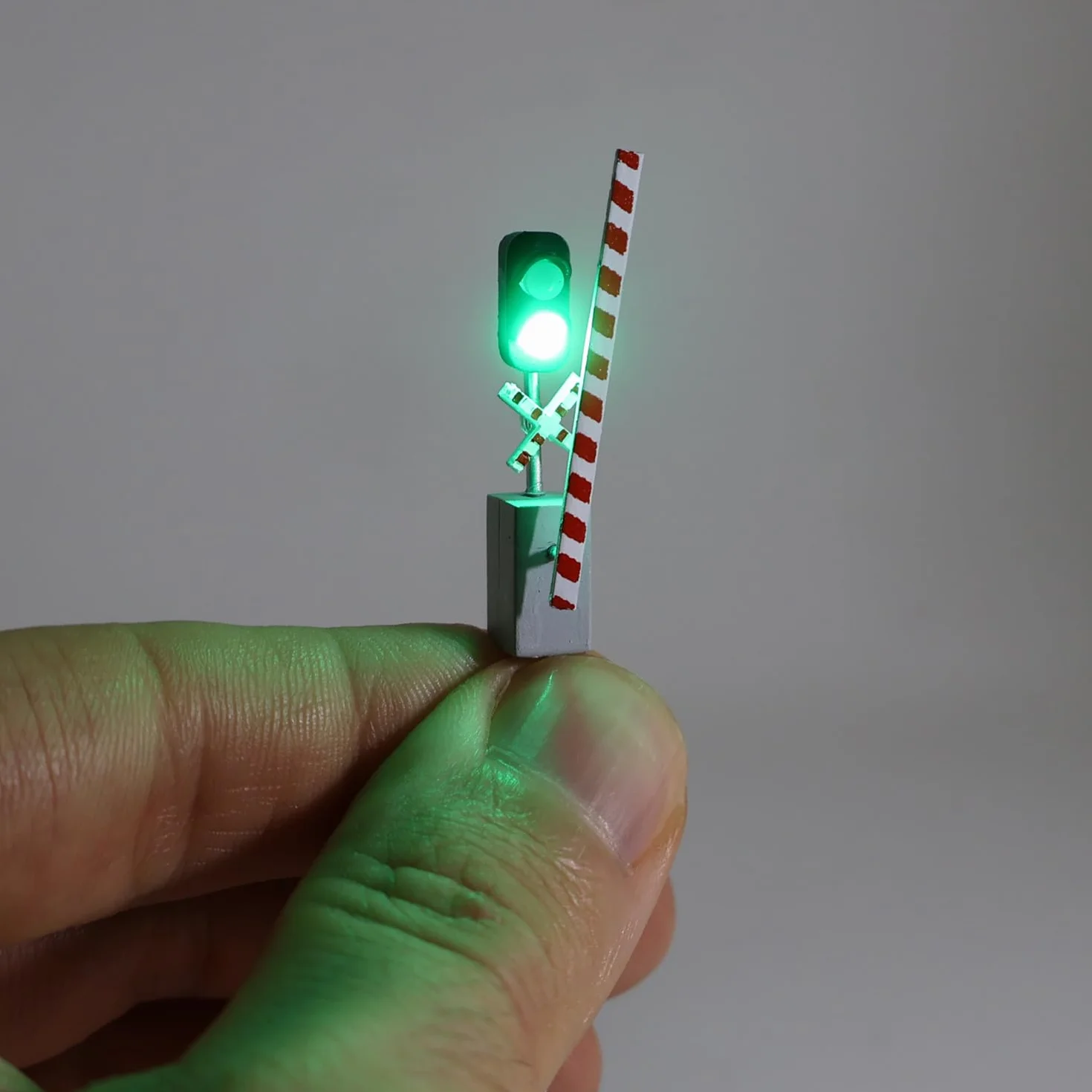 Segnale luminoso semaforo passaggio a livello con micro led rosso e verde realizzato in diverse scale H0, 0 3V 12V - FR41 (Scala 0-12V)