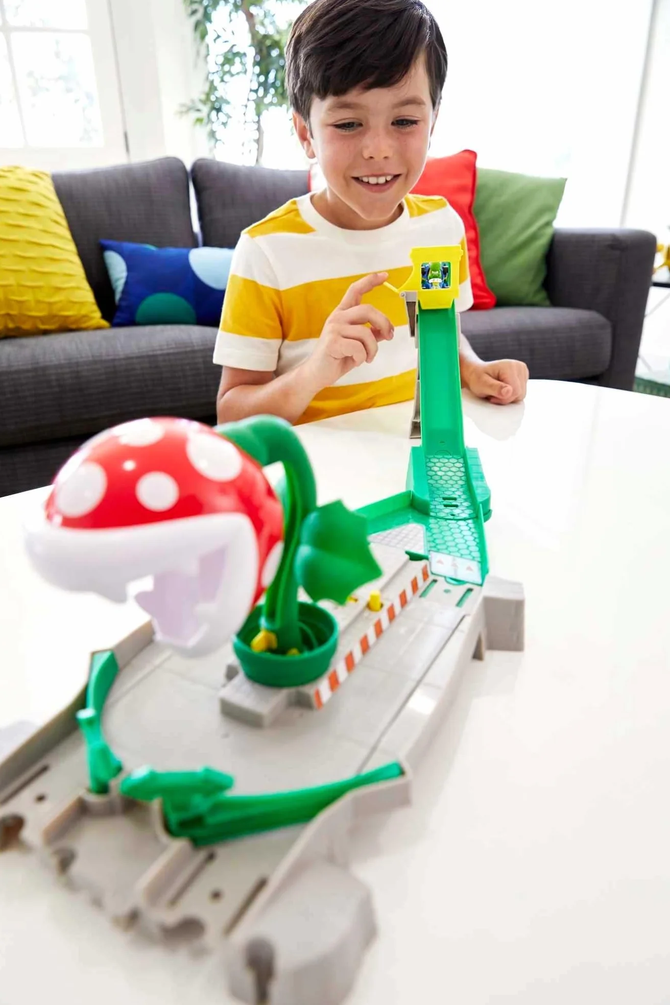 Hot Wheels Mario Kart Pista Piranha con Personaggio Yoshi in Macchinina, Giocattolo per Bambini 5+ Anni, Multicolore, GFY47