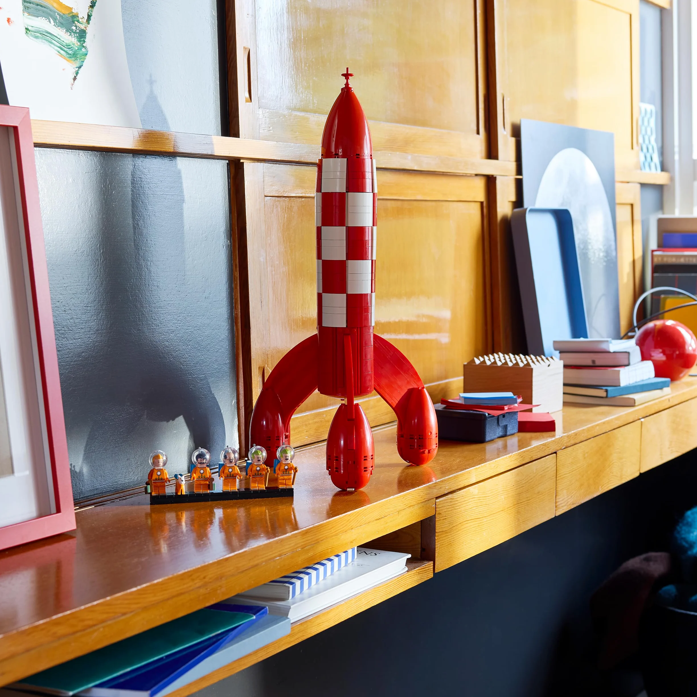 LEGO Ideas Razzo Lunare di Tintin - Kit Modellismo Spaziale per Adulti da Esposizione - 5 Minifigure e Cane Snowy - Decorazioni da Scrivania Fai da Te - Idea Regalo per i Fan dei Fumetti - 21367