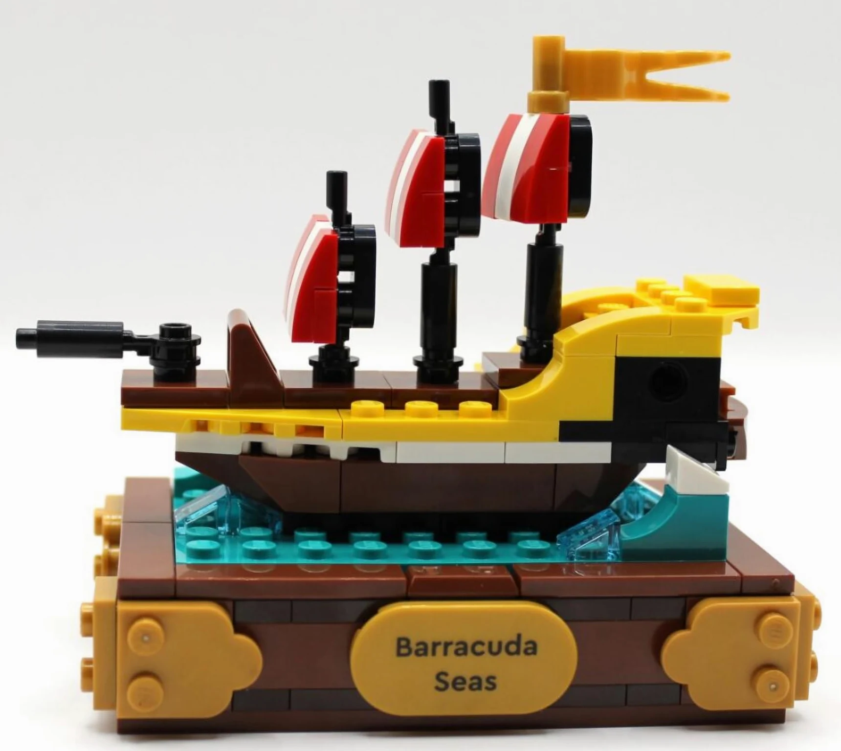 LEGO® 5009044 Set promozionale - Nave pirata Barracuda Seas, mini set di costruzioni con motivo piratesco, oggetto da collezione per bambini e adulti