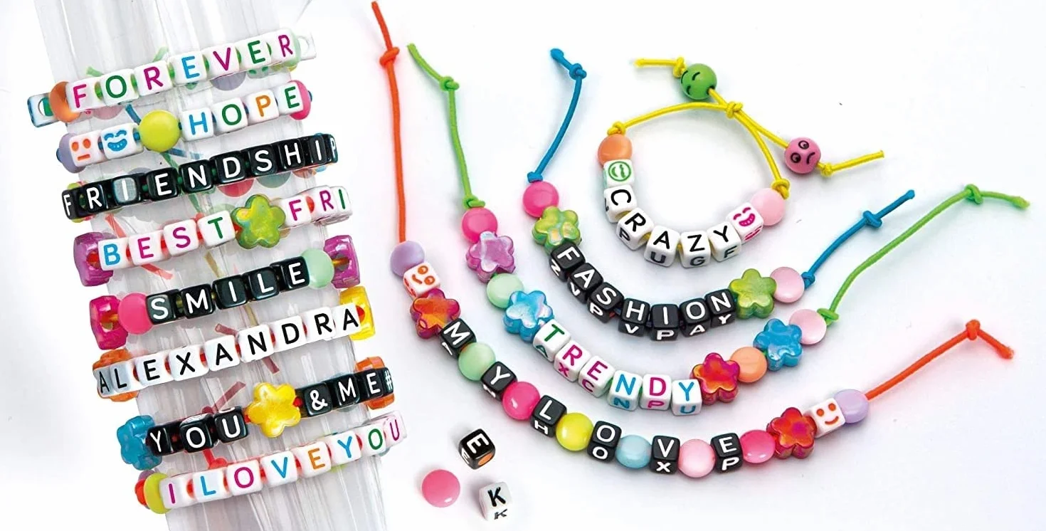 Clementoni Crazy Chic - Message Bracelets, Kit Gioielli Creativi per Bambini 7+ Anni, Braccialetti e Collane Personalizzabili con Lettere e Perline Colorate, Idea Regalo per Bambine, 18634