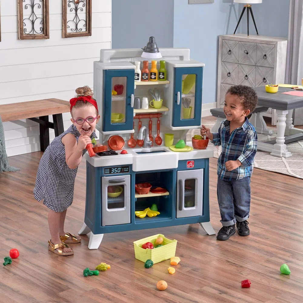 Step2 Modern Farmhouse Kitchen Cucina gioco con luce e suono | Cucina gioco di plastica | Compresi 28 accessori