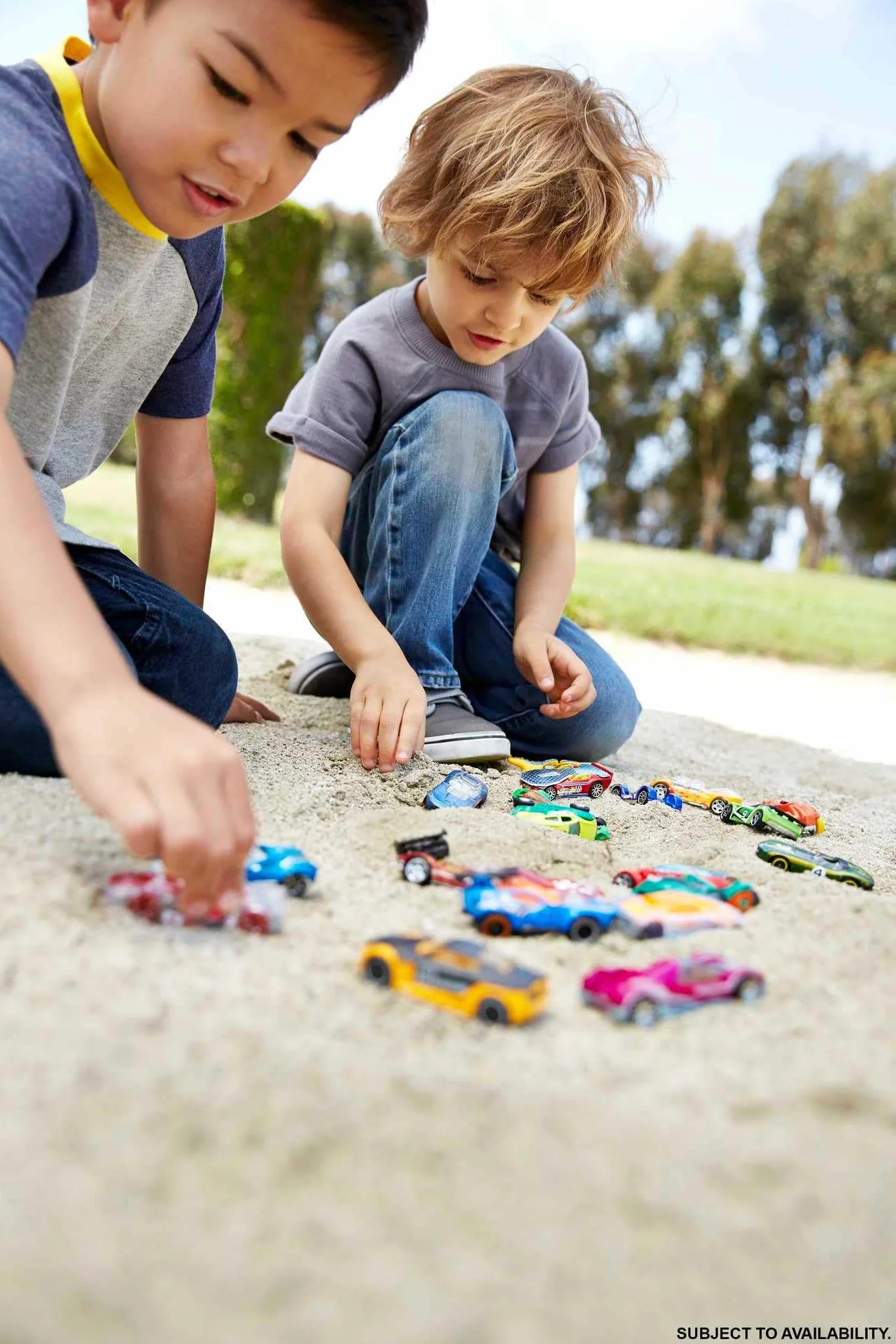 Hot Wheels, Confezione da 20 Macchinine, Veicoli in Scala 1:64 Assortiti, Giocattolo per Bambini 3+ Anni, Imballaggio Sostenibile, DXY59