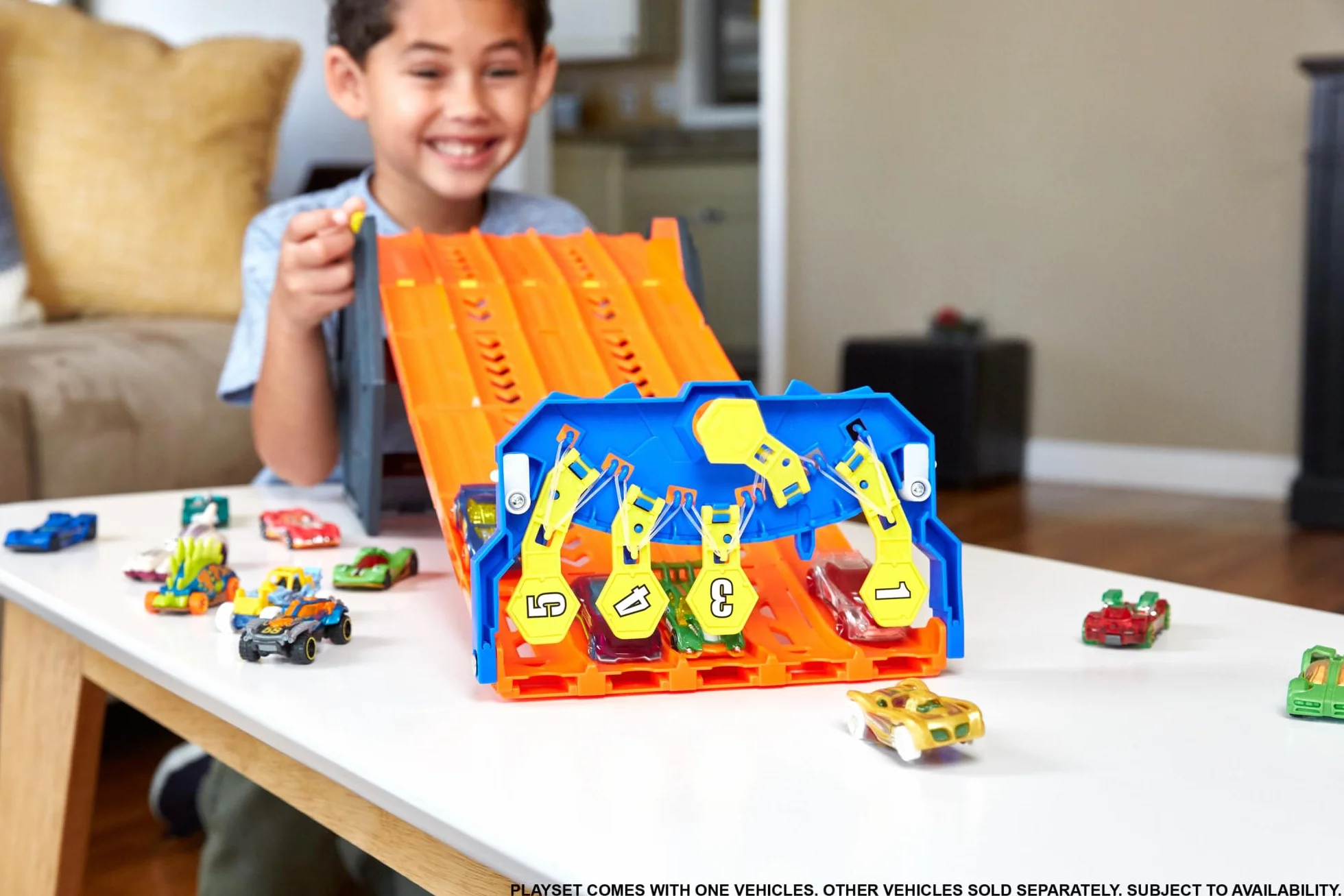 Hot Wheels- Pista Srotolabile Super Discesa, Bauletto si Trasforma in Pista a 5 Corsie, Include 1 Macchinina in Scala 1:64, Imballaggio Sostenibile, Giocattolo per Bambini 4-10 Anni, HGK41