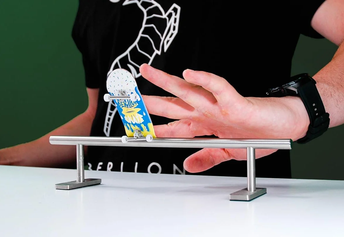 BERLION - Finger Skate Pro Ultrasconcavo in Legno, Mini Skateboard Piccolo, Ruote, Strumento Anti Stress (Multicolore)