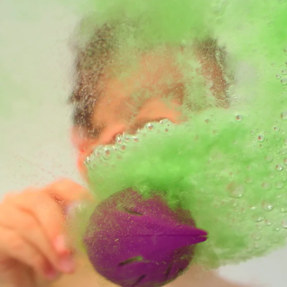 ZIMPLI Baff Bombz Magic Brush, 4 bombe da bagno e 24 pastiglie colorate, bacchetta magica. Dipingi magicamente l’acqua della vasca con questo giocattolo creativo. Giocattolo da bagno per bambini