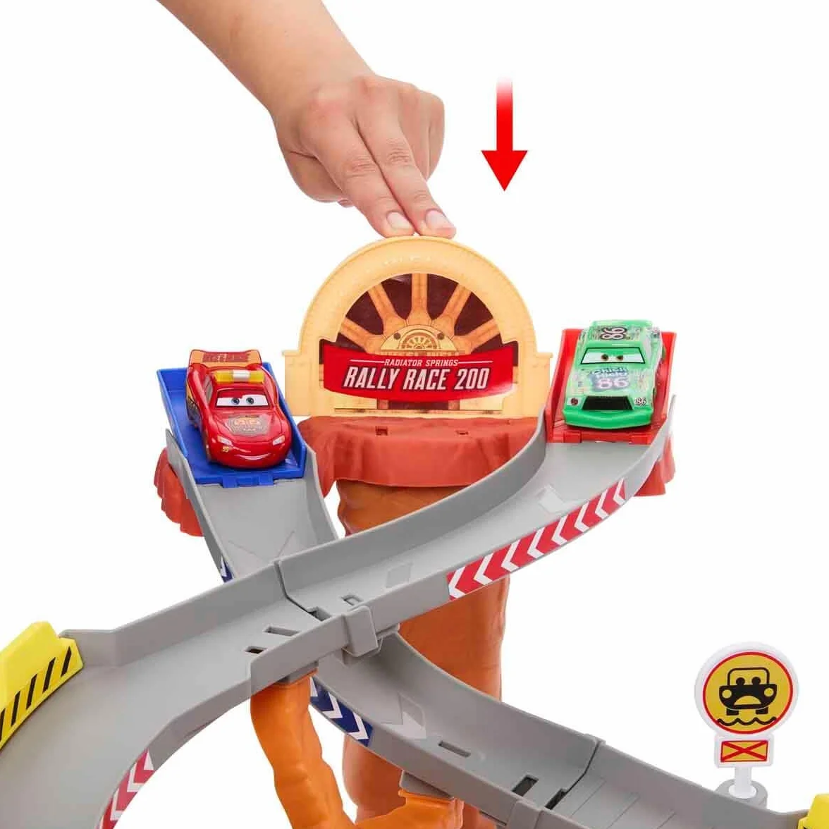 Mattel CARS - Sfreccia e Soccorri Circuito per Soccorso Stradale, set con 2 tipi di gara, Saetta McQueen, Chicks Hicks e 2 veicoli della squadra di Pitty, giocattolo per bambini, 4+ anni, JFL57